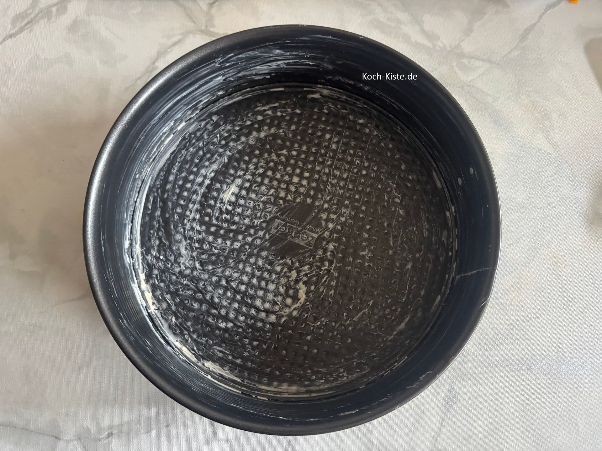 beginne damit die Springform mit Butter einzufetten