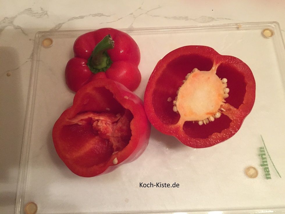 nun entferne vorsichtig die Innenhäute der Paprika . Wenn Du alle Paprika auf diese Weise bearbeitet hast, werden sie unter kaltem., fließendem Wasser abgespült.