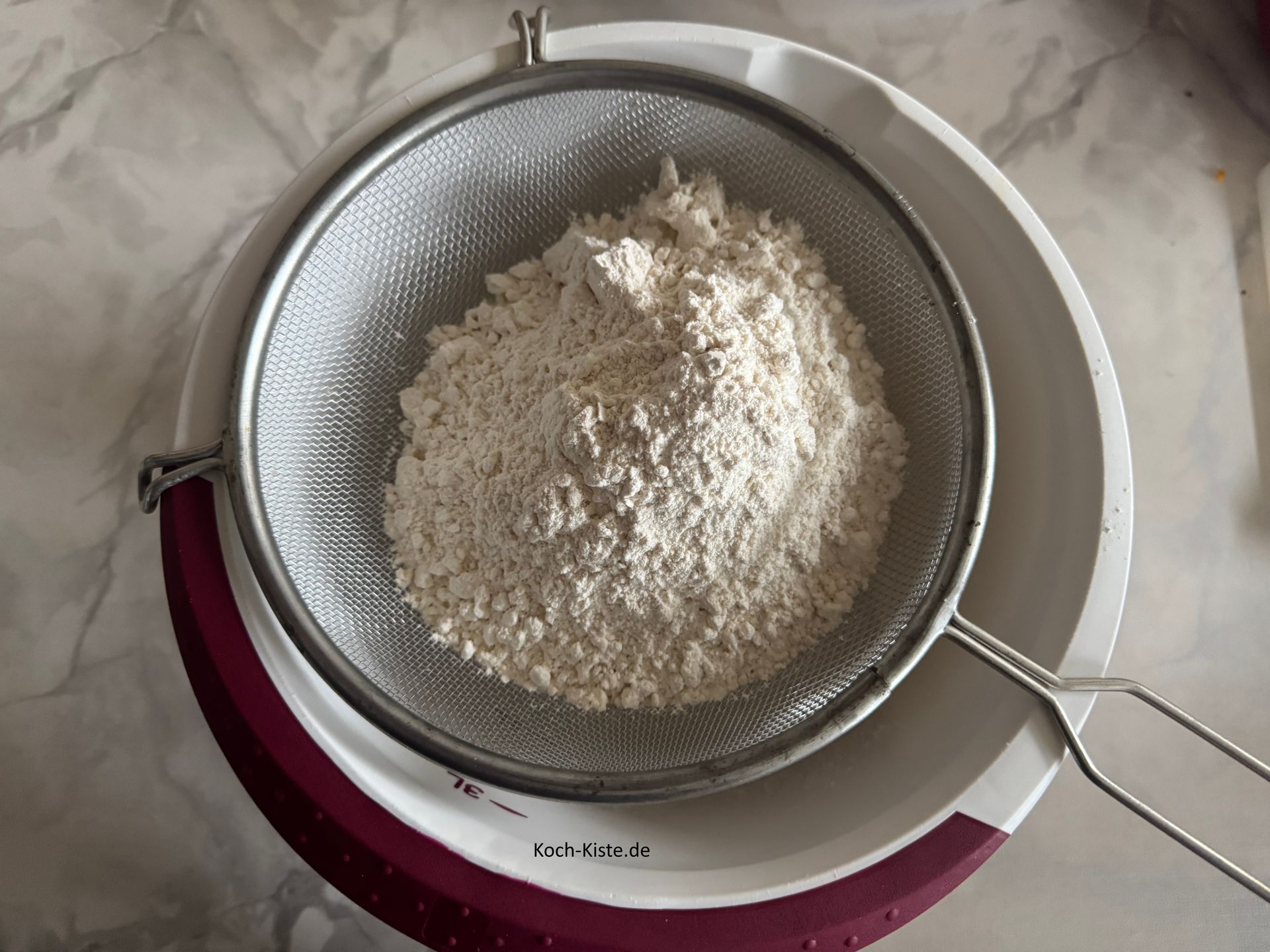 nun gebe 400 g Dinkelmehl in das Haarsieb -