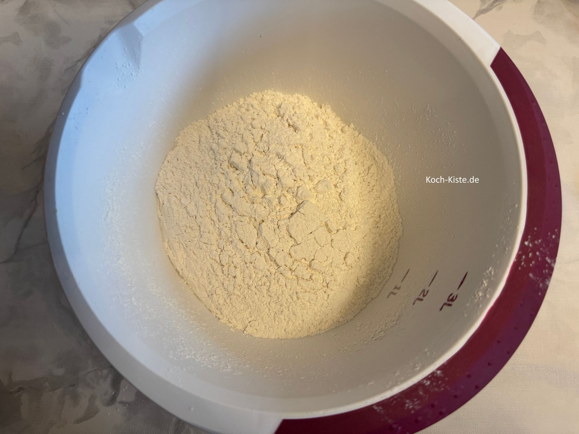 und siebe das Dinkelmehl in die Rührschüssel