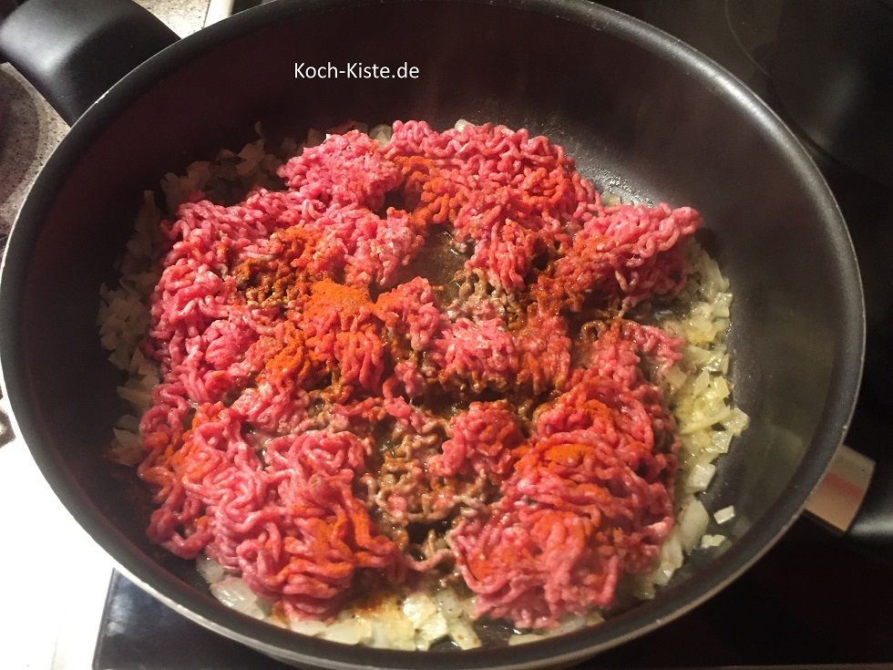 gebe das Hackfleisch mit in die Pfanne und brate es bis es krümelig geworden ist. Dafür halte den Pfannenwender senkrecht und steche einige Male in die Hackfleischmasse, so dass diese in mehrere Stücke sich teilt . Zusätzlich musst Du das Hackfleisch immer wieder wenden.