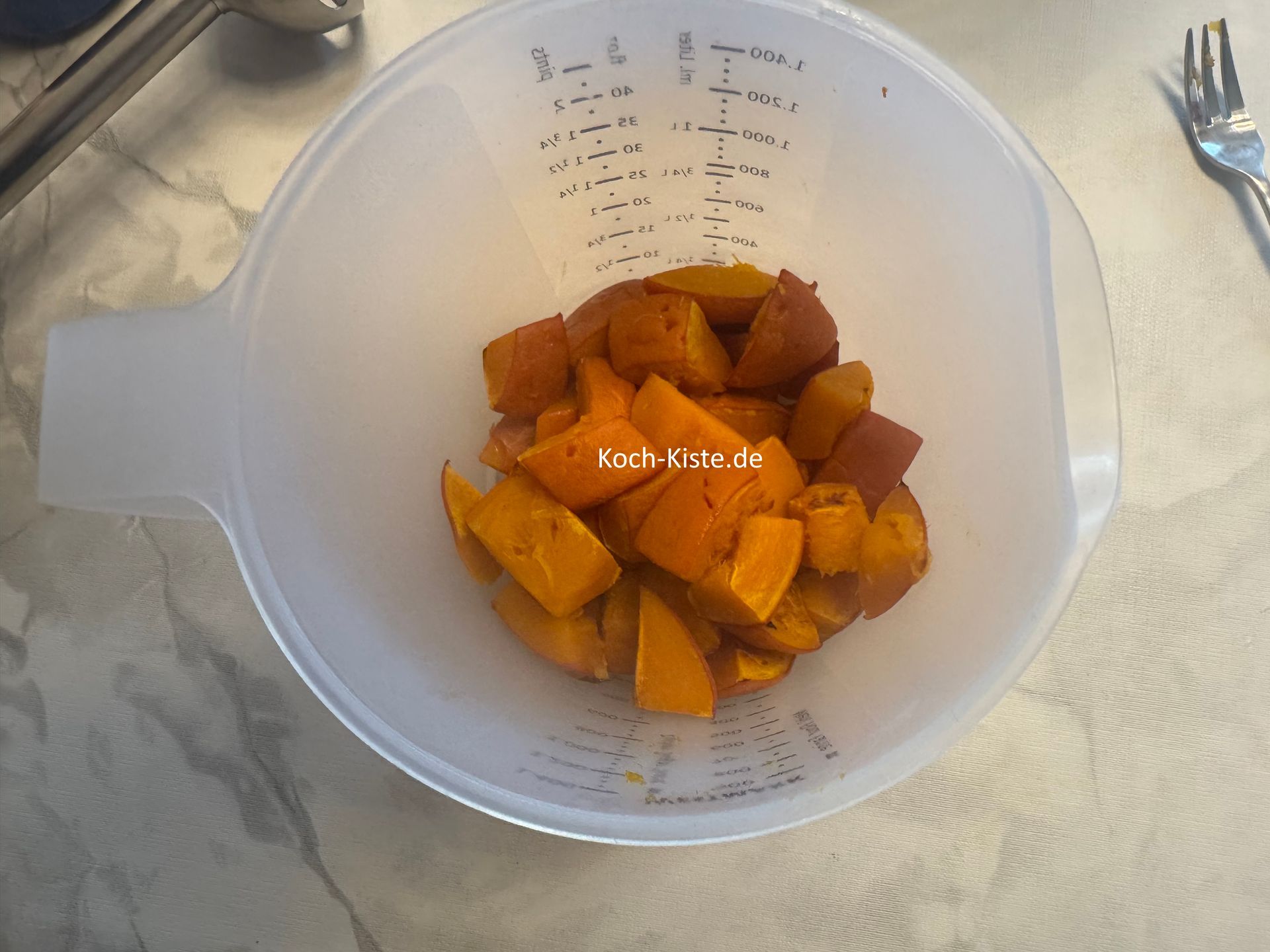 mit Hilfe eines Pfannenwenders gebe das Kürbisfleisch in den großen Messbecher