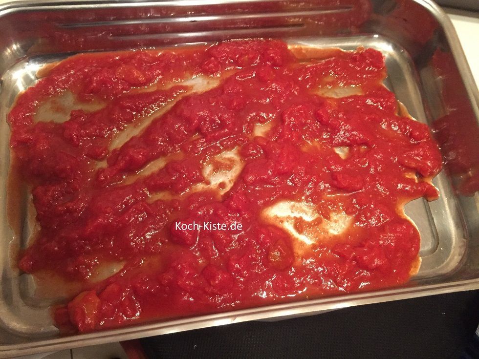 verteile den Inhalt der gehackten Tomatendose in deiner Auflaufform