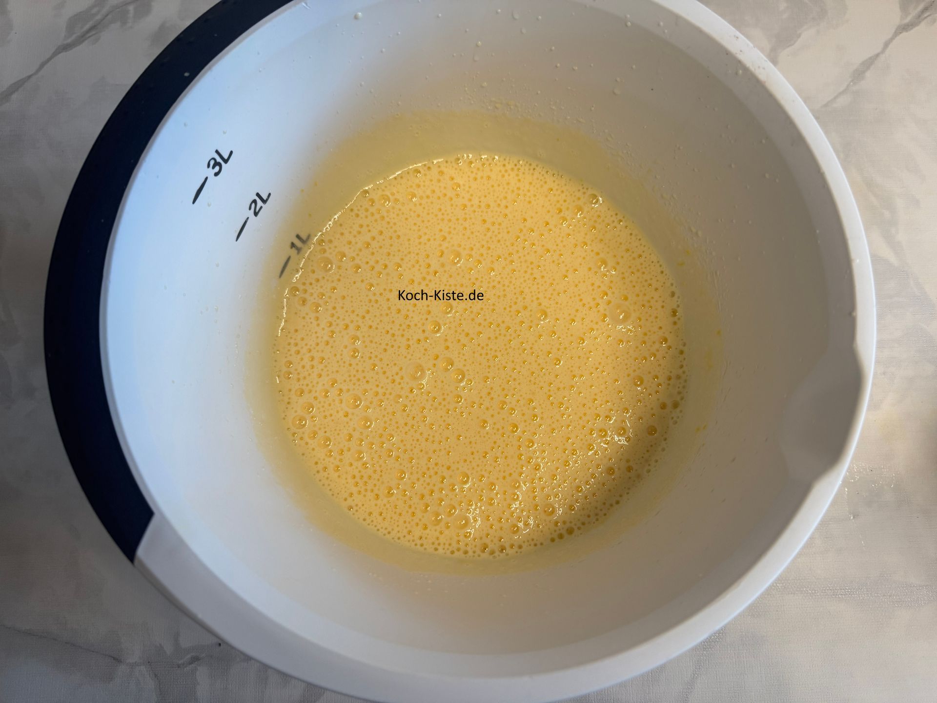 als nächstes wird alles mit dem Handrührgerät verrührt .