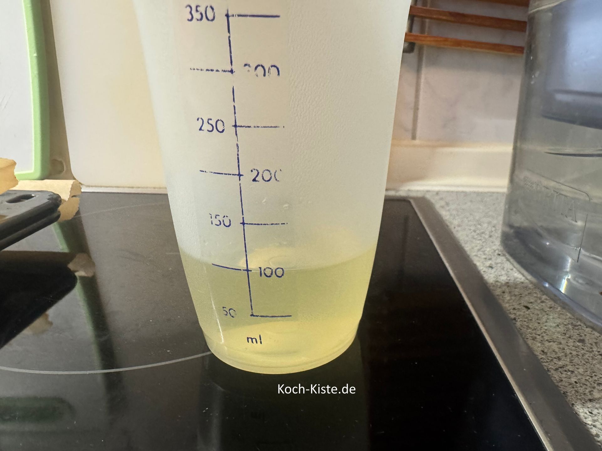 messe im kleinen Messbecher 100 ml Sonnenblumenöl ab