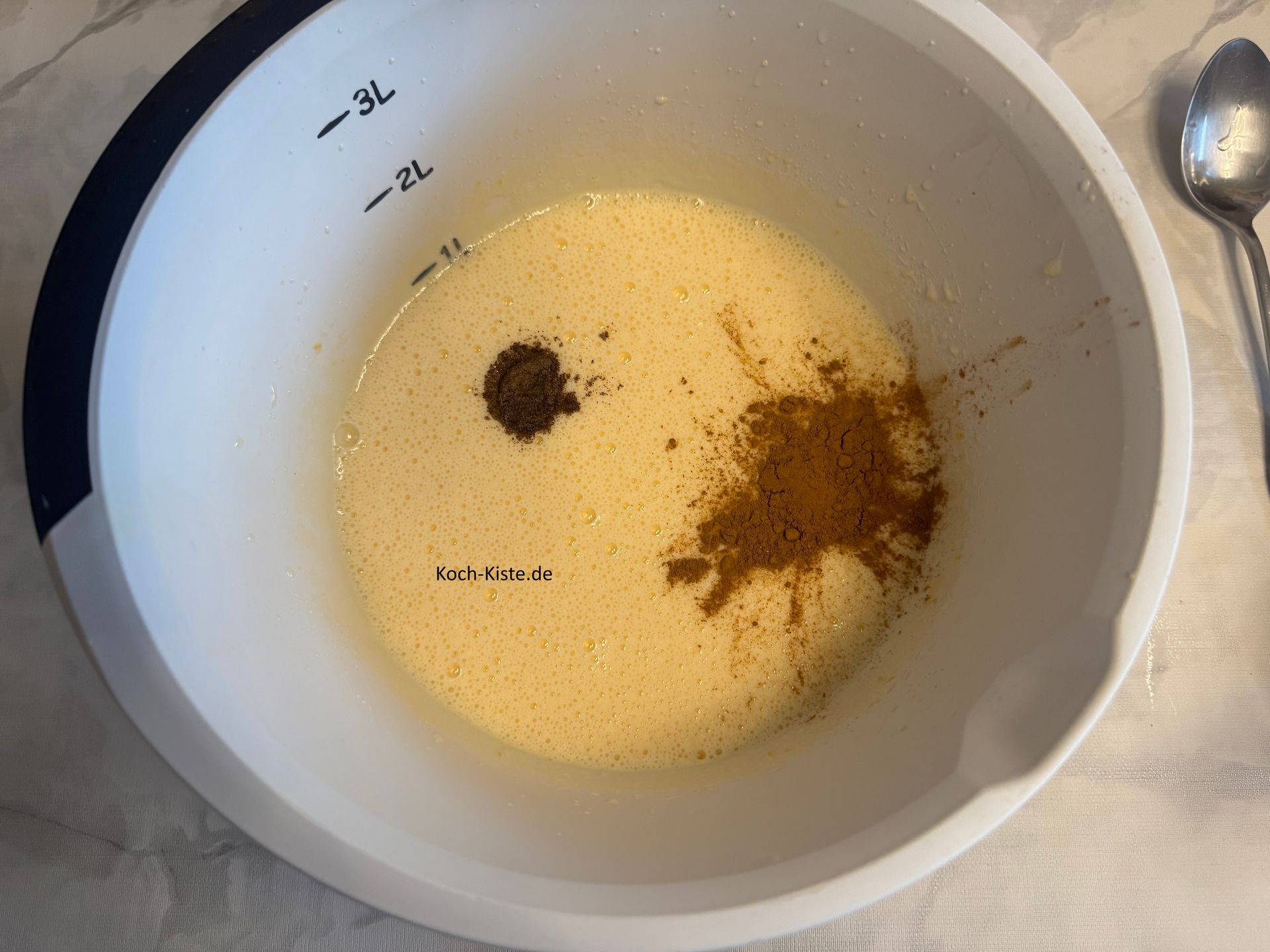 dann kommen 1 1/2 Teelöffel Zimt, 1 Teelöffel Vanilleextrakt und 2 Esslöffel Rum dazu.