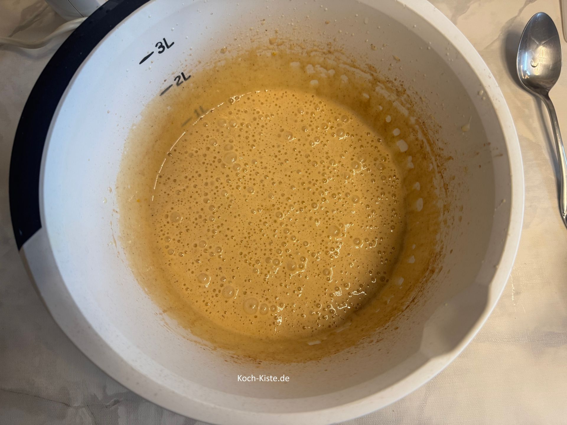 verrühre alles - auf kleiner Stufe- mit dem Handrührgerät , dabei lasse langsam das Sonnenblumenöl hineinlaufen