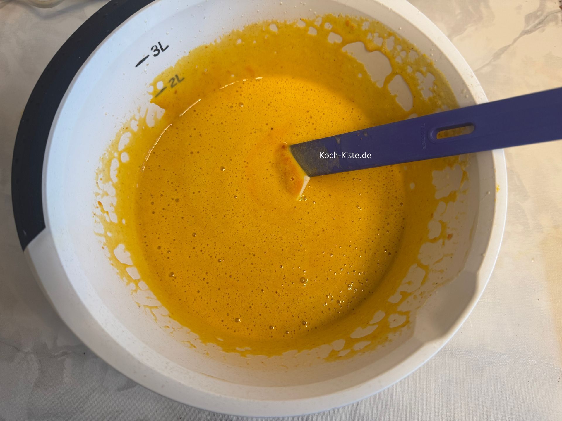 und hebe mit dem Teiglöffel den Kürbismus unter