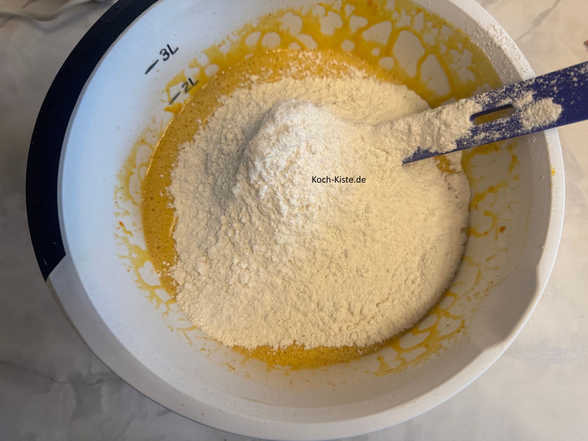 jetzt schütte die Mehlmischung mit in die Rührschüssel ( wo auch das Kürbismus lagert)