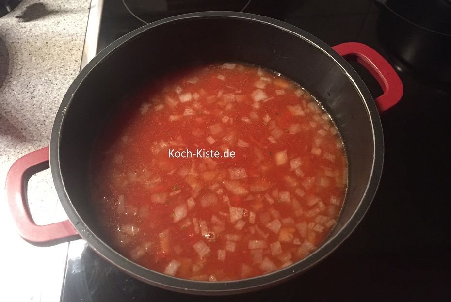 kippe die Flüssigkeit vom Paprikaschmoren in einen kleinen Kochtopf