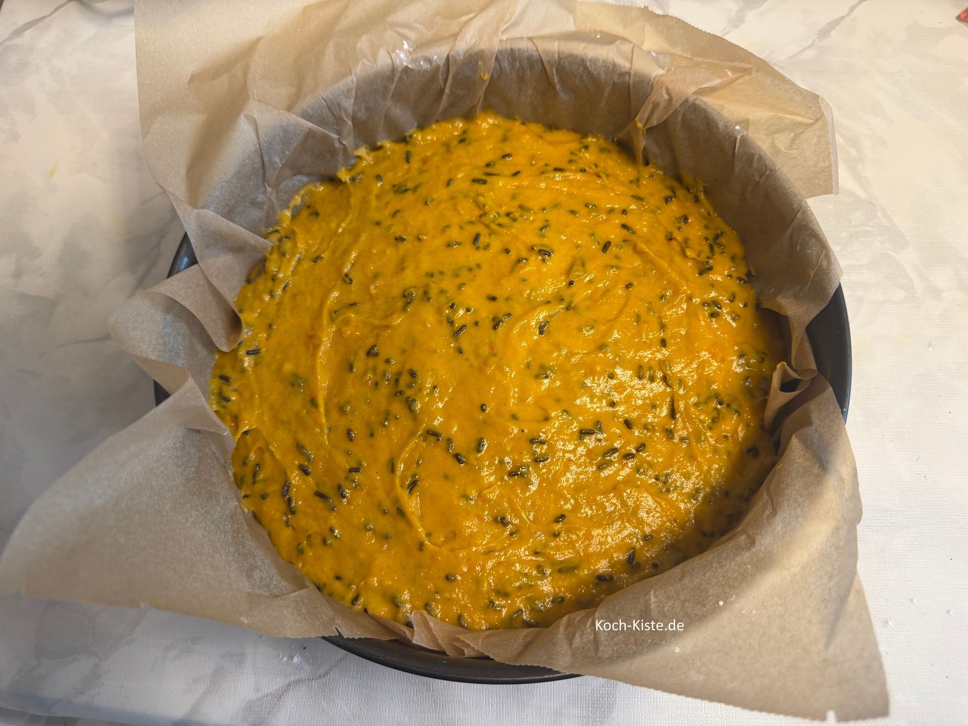 zum Schluss gebe den Teig in die Springform und streiche ihn glatt