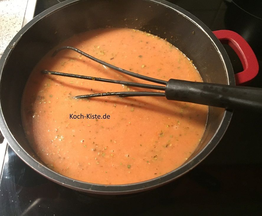 gieße die Sahne, verrühe noch mal alles und lasse die Soße kurz aufkochen