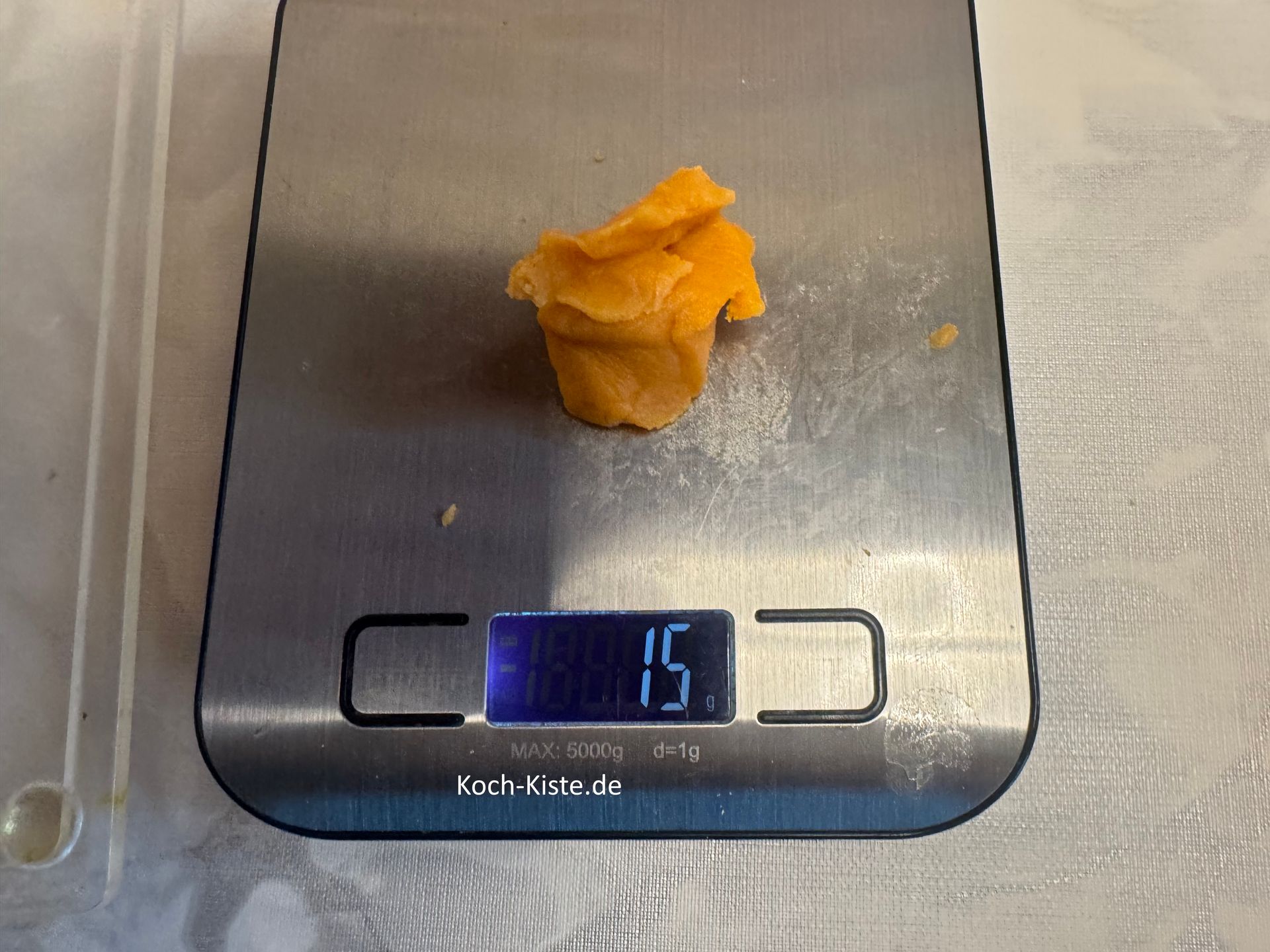 Als nächstes wiege Dir 15g Portionen ab. Du benötigst 12 Stück für den Rand und 1x Mazripan Kürbis für die Mitte.