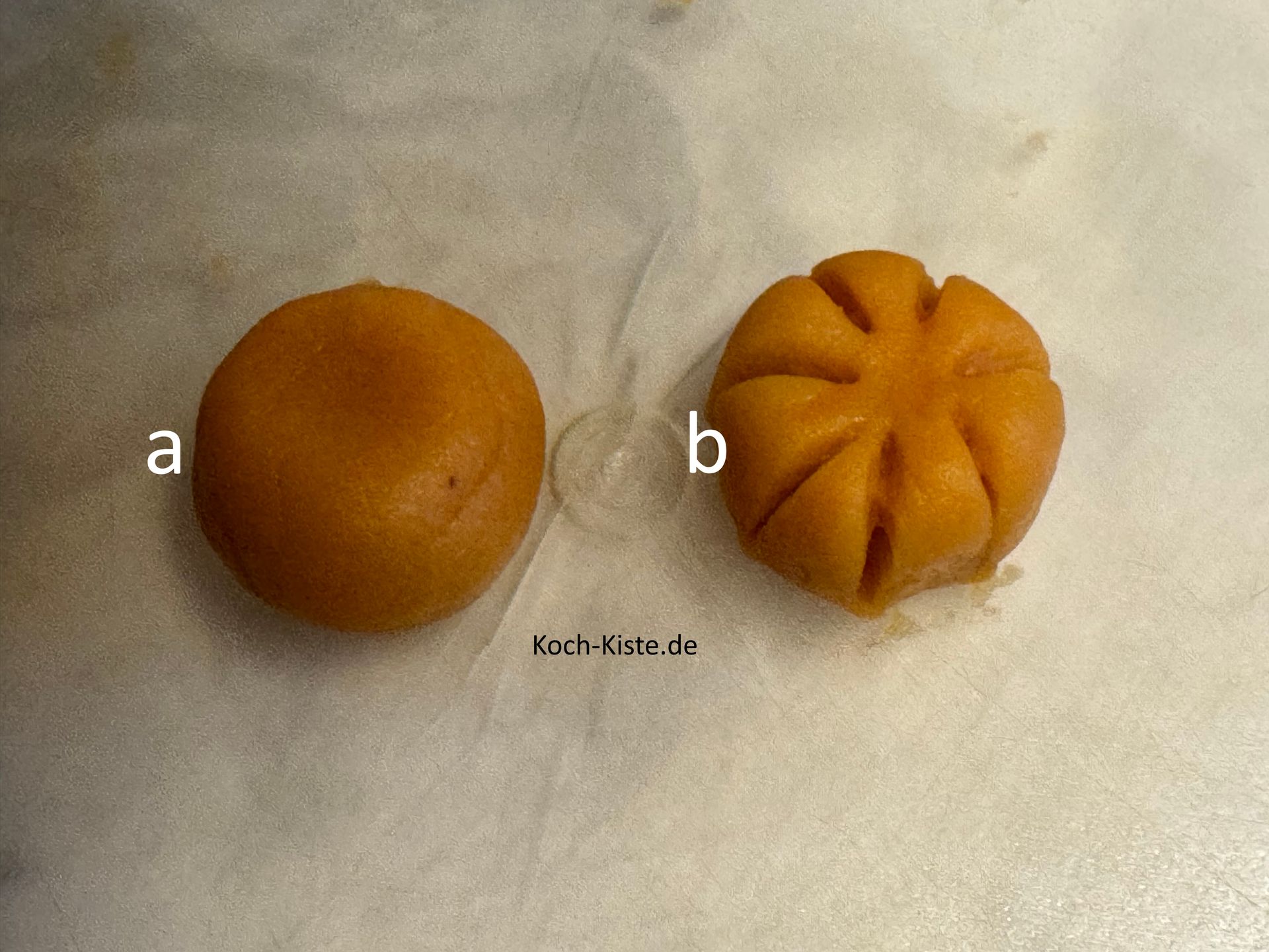 forne Dir aus 1 Marzipanration eine kleine Kugel, drücke sie oben leicht flach und bringe dann kleine Rillen in die Seiten der Marzipankugel.