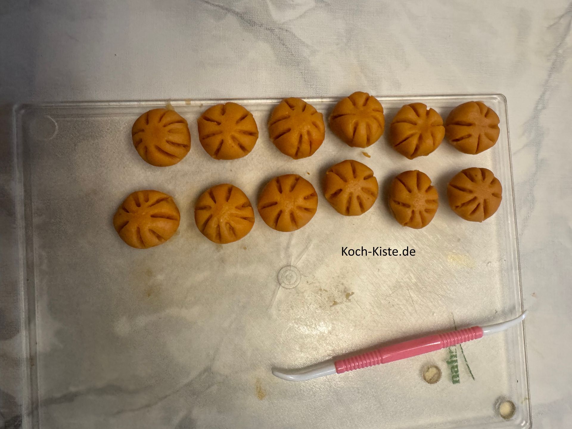 so forme aus allen Marzipanrationen kleine Kürbisse. Am einfachsten kannst Du die Rillen entweder mit einem Zahnstocher oder Modelierbesteck für Pralinen/ Fondant , machen.