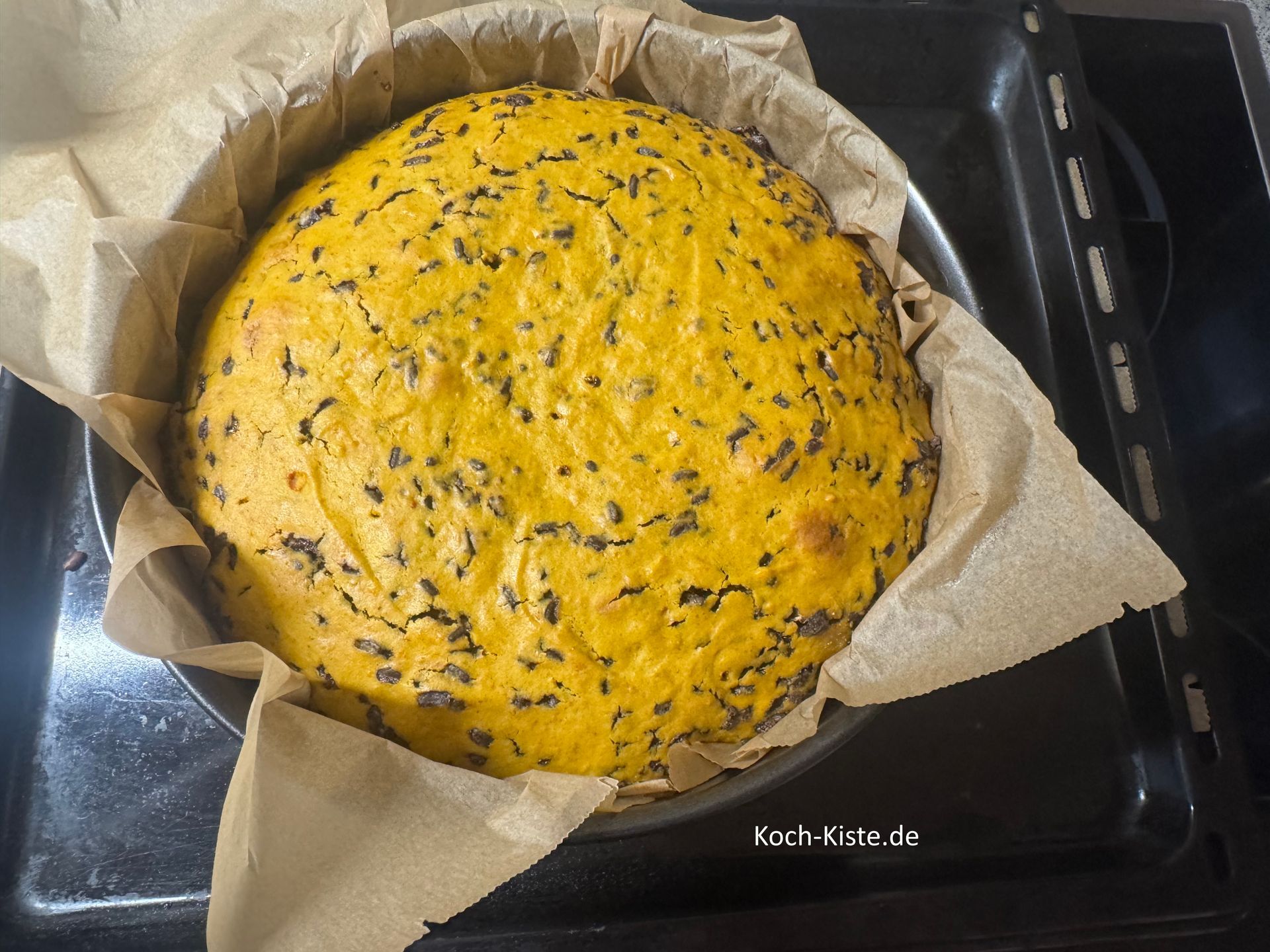 ziehe Dir Küchenhandschuhe an , nehme die Springform aus dem Backofen und stelle sie auf den Herd. Lasse den Kuchen mindestens 15 Mintuen abkühlen ! damit er nicht durchbricht.