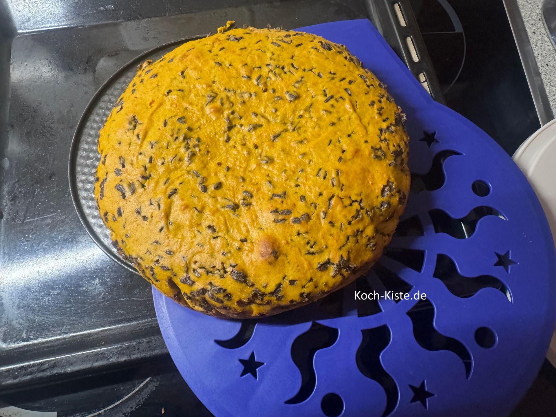 dann kannst Du den Kürbis Gewürzkuchen mit einem Tortenhebeblech auf eine Tortenplatte oder Tortenform umlagern