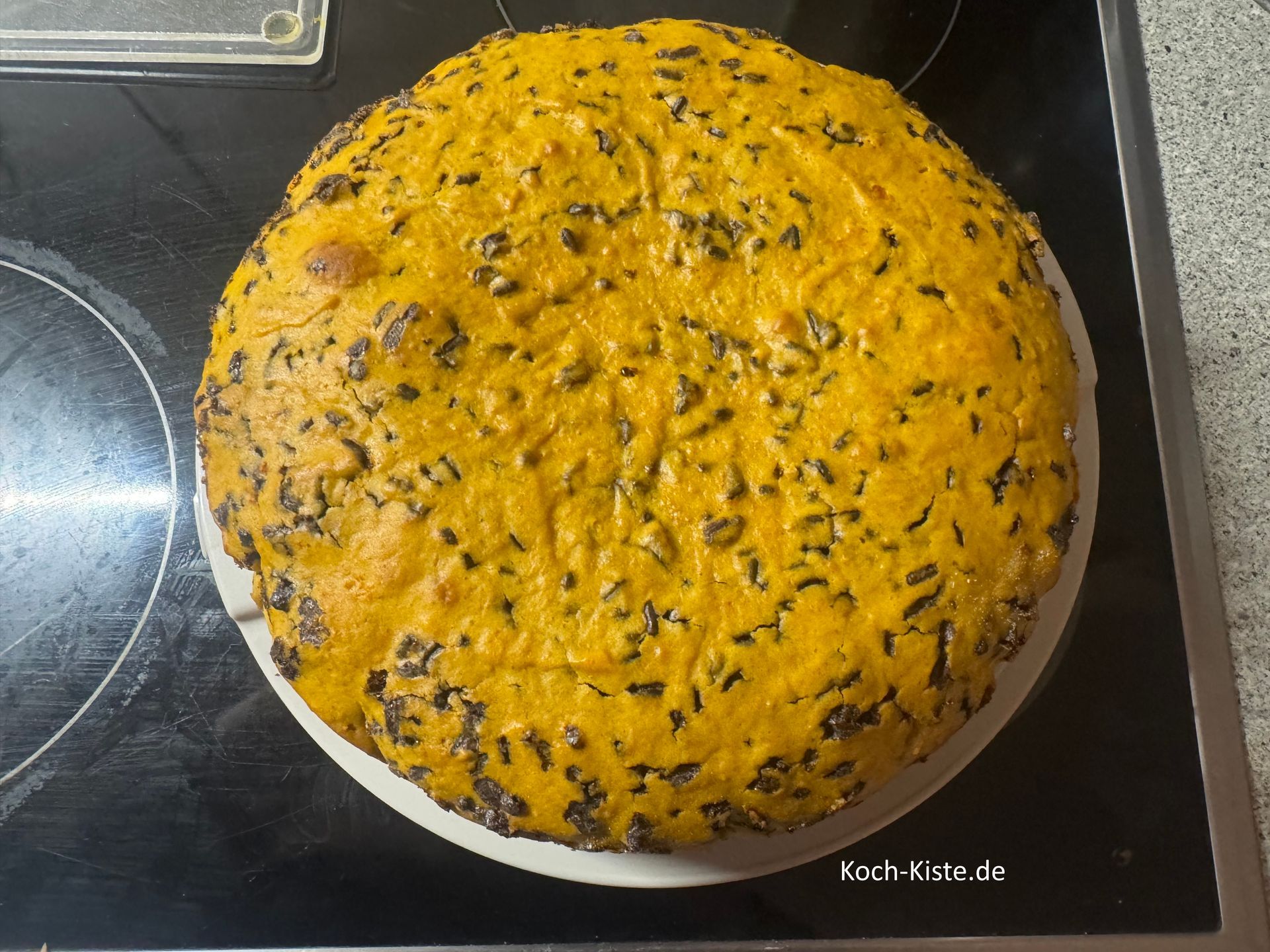 Kürbis Gewürzkuchen auf dem Boden eines Tortenbehälters