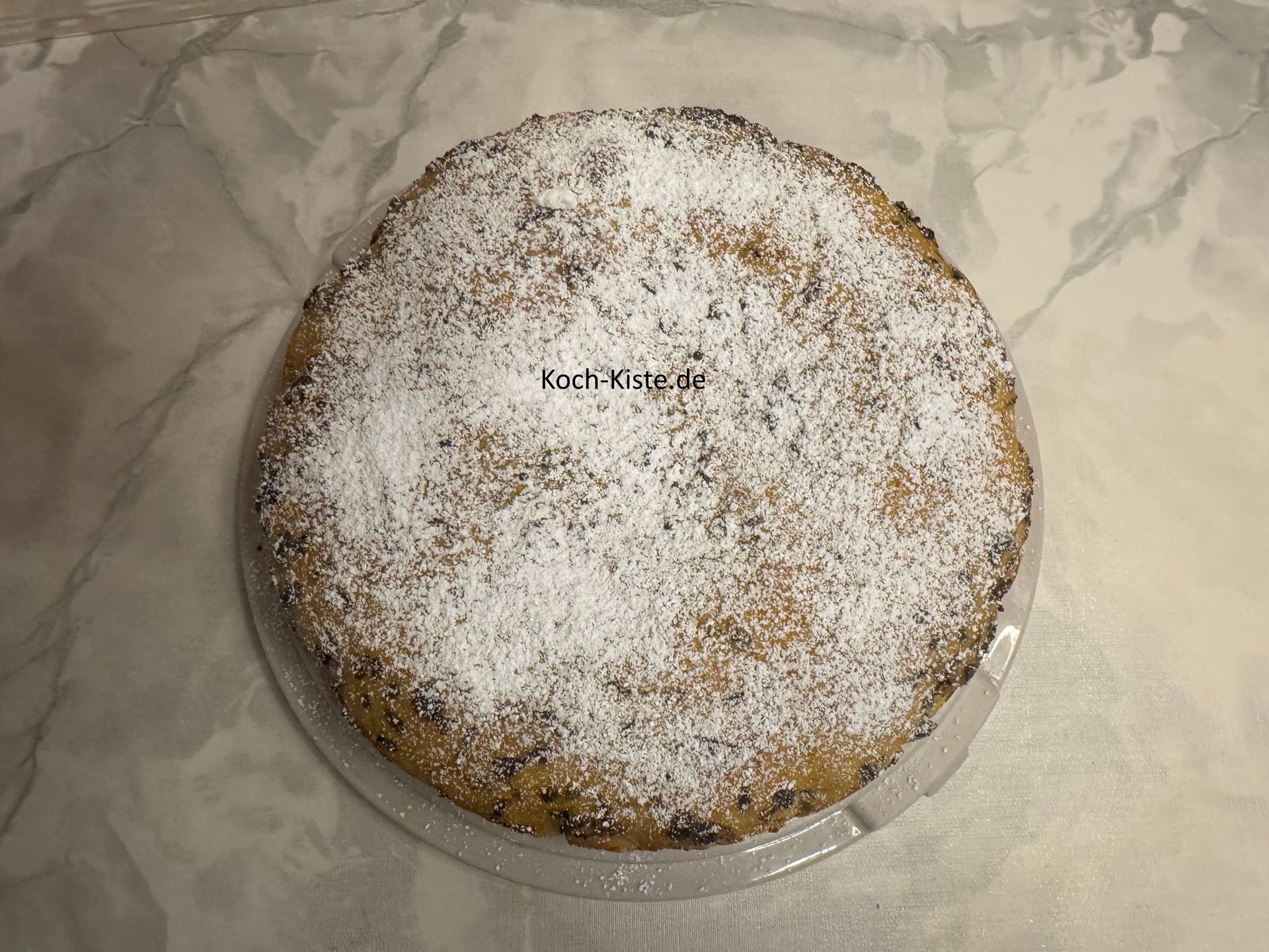 bestäube den Kürbis Gewürzkuchen reichlich mit Puderzucker