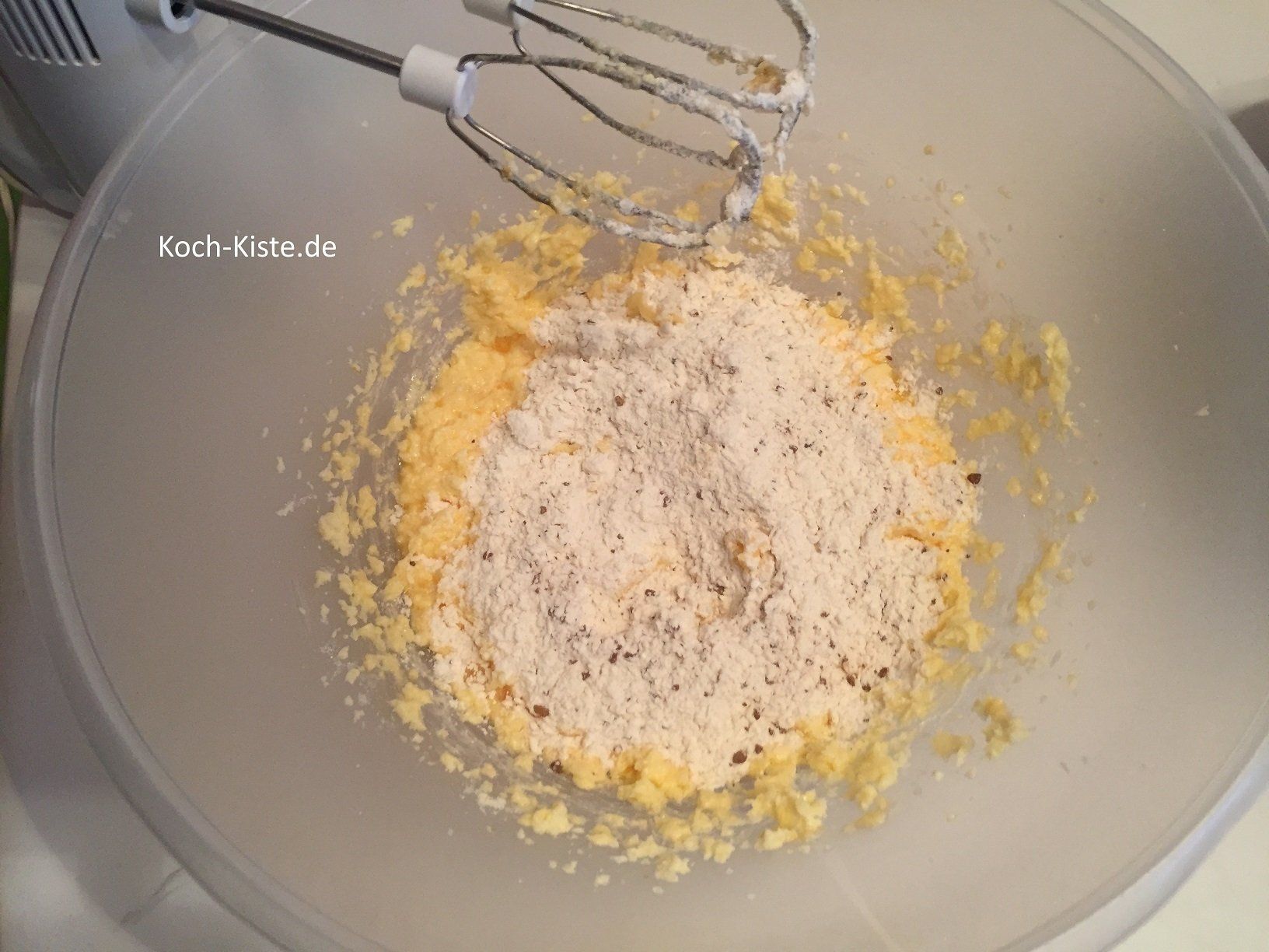 die Mehl-Mischung etappenweise unterrühren