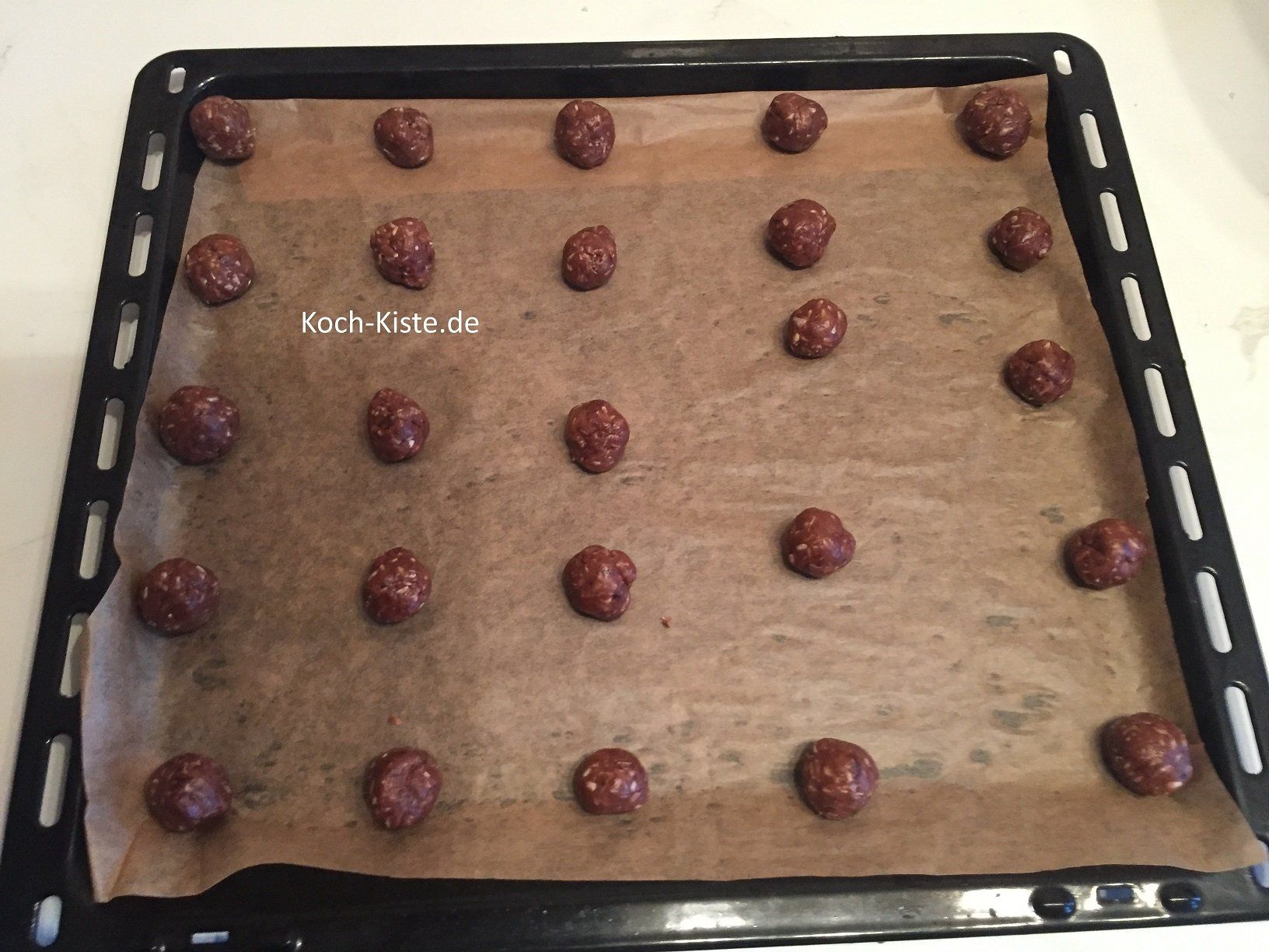forme aus dem Teig kleine Kugeln und lege sie auf ein Backpapier belegtes Backblech