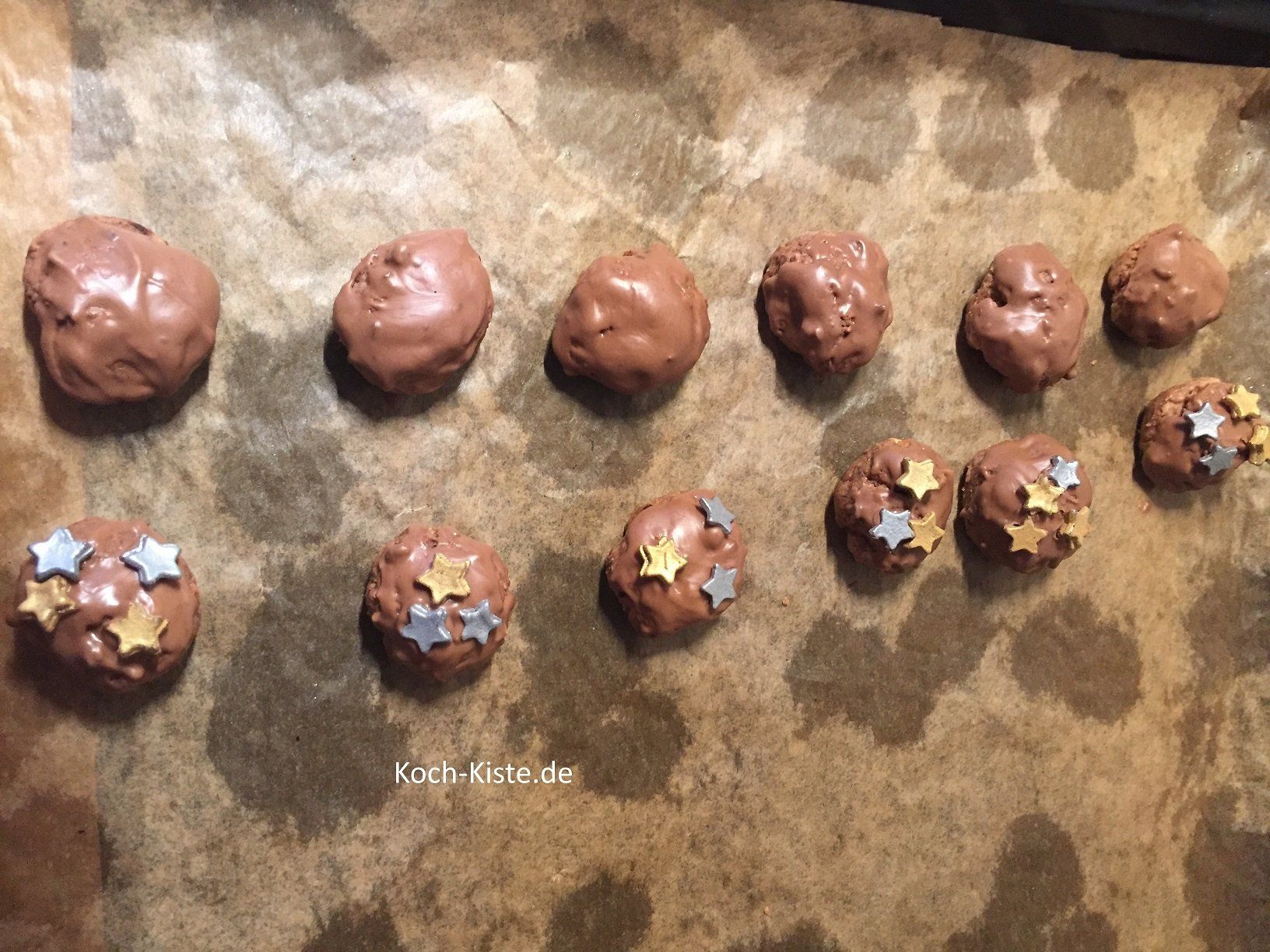 bestreiche jeden Kaffee-Kokos-Keks mit der Schokoladenglasur und dekoriere nach deinem Geschmack