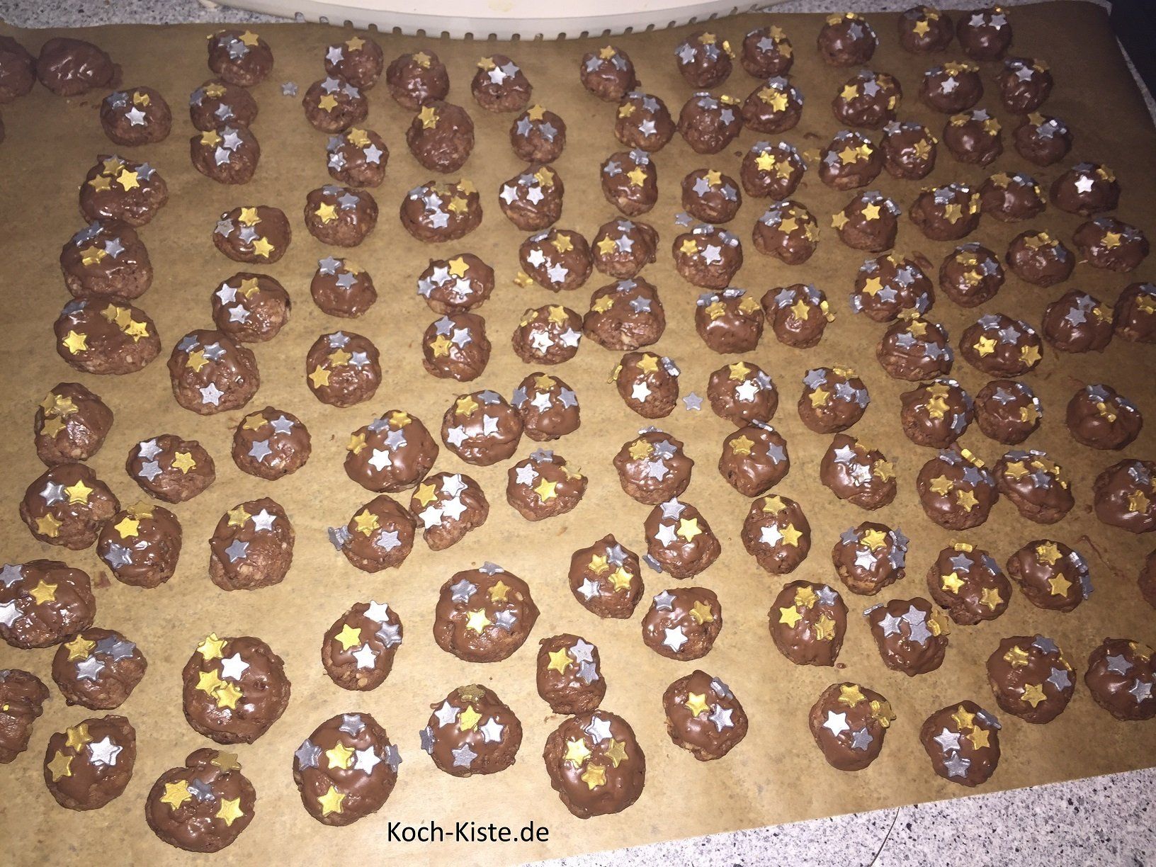 fertig glasierte und dekorierte Kaffee-Kokos-Kekse