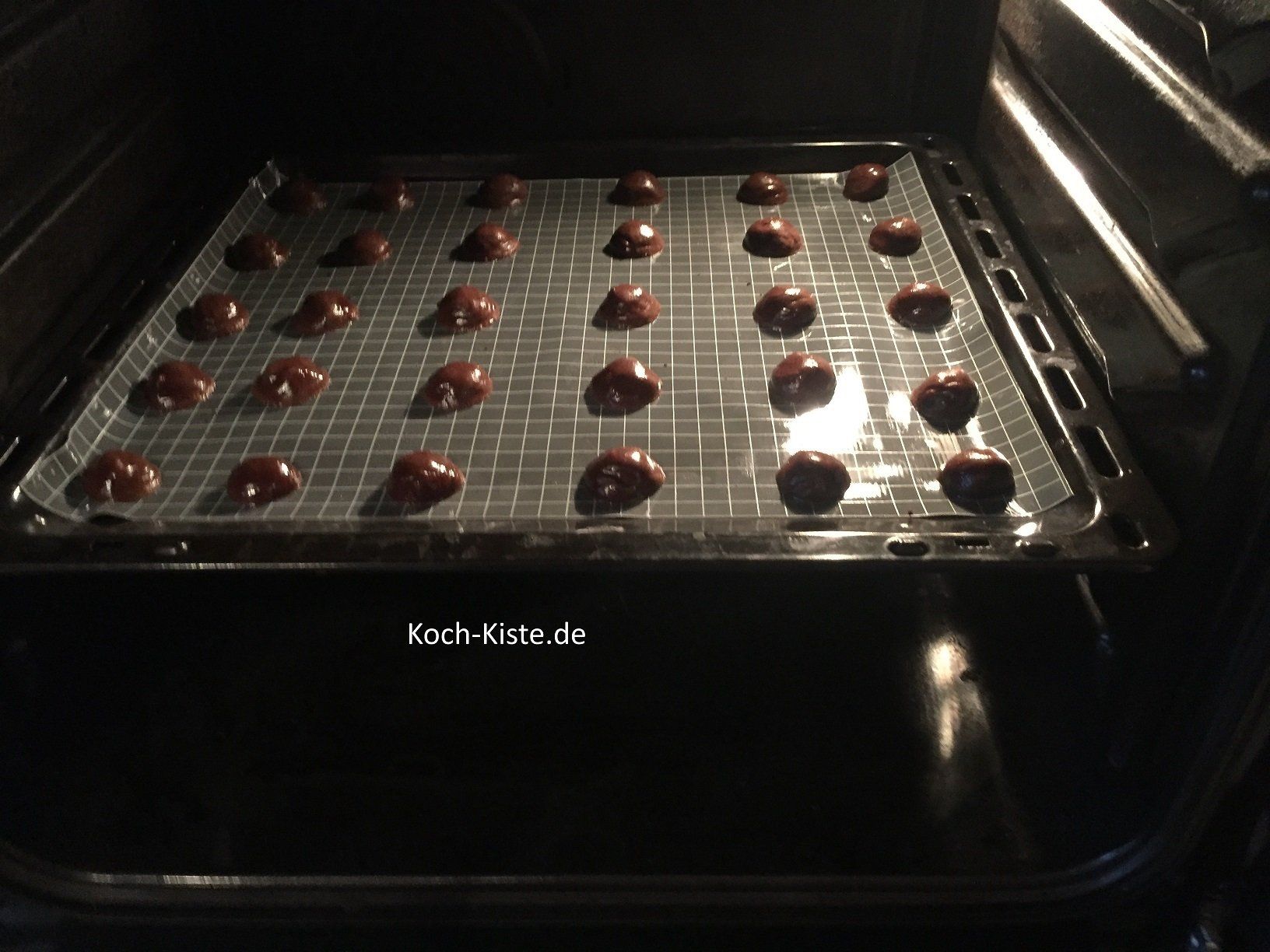 Kugeln auf ein Backblech mit Backpapier oder Backmatte setzen und backen