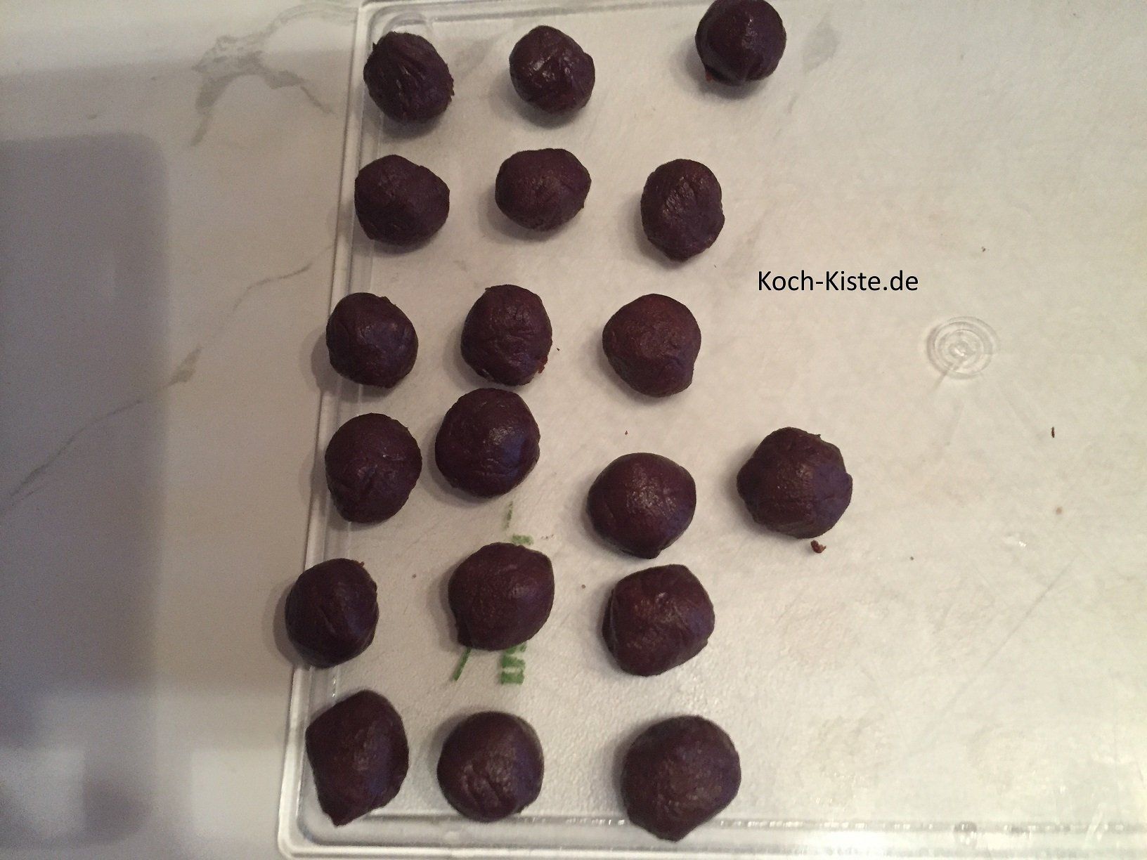 aus dem Teig kleine Kugeln formen