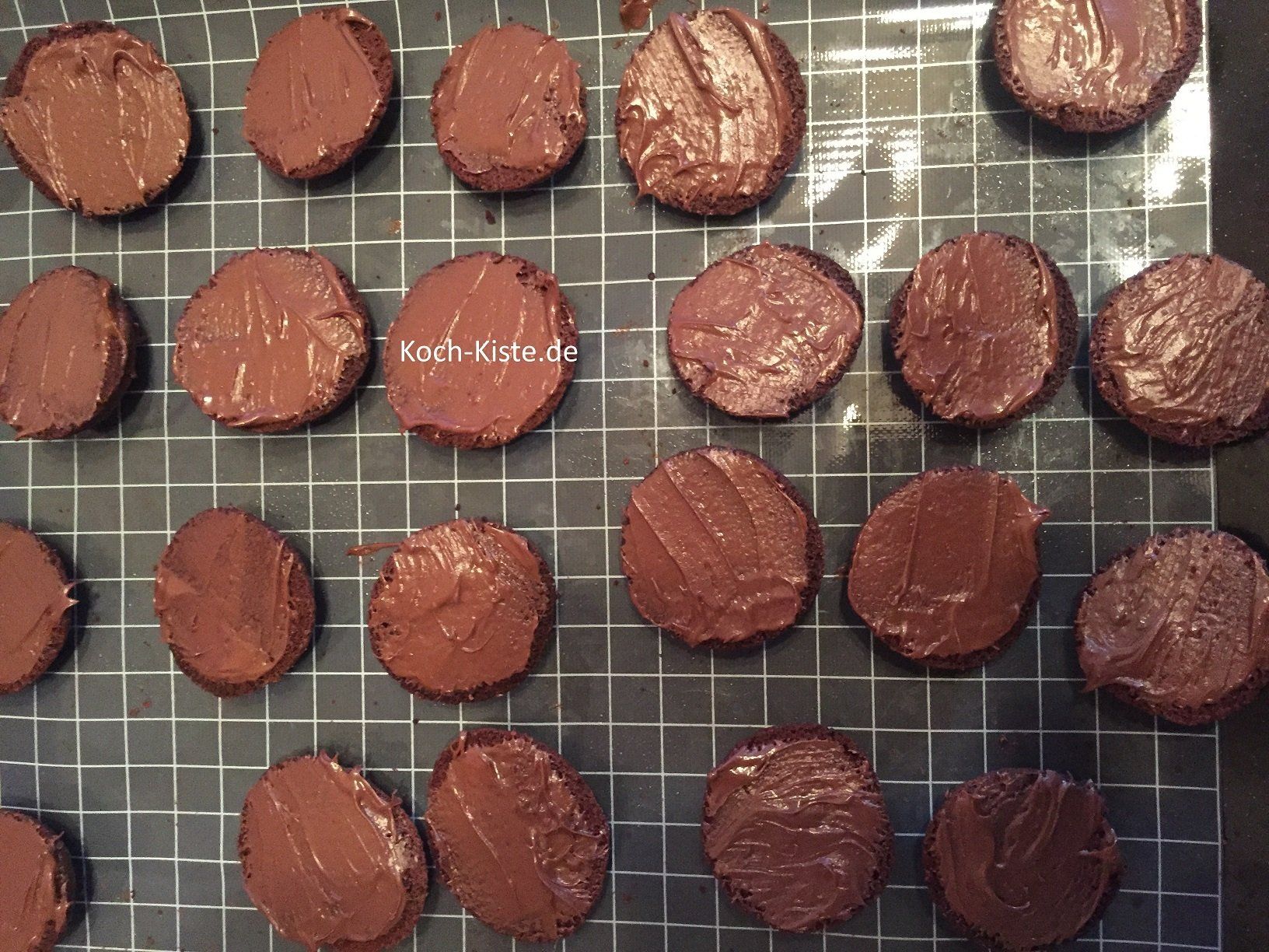 die Nutella-Bällchen umdrehen und mit Nutella bestreichen