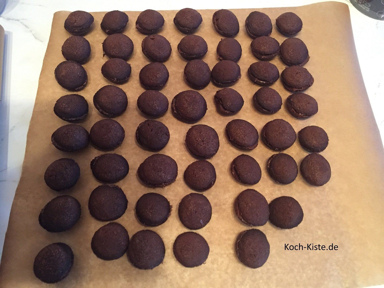 immer zwei Hälften zusammen setzen und zum trocknen auf Backpapier legen