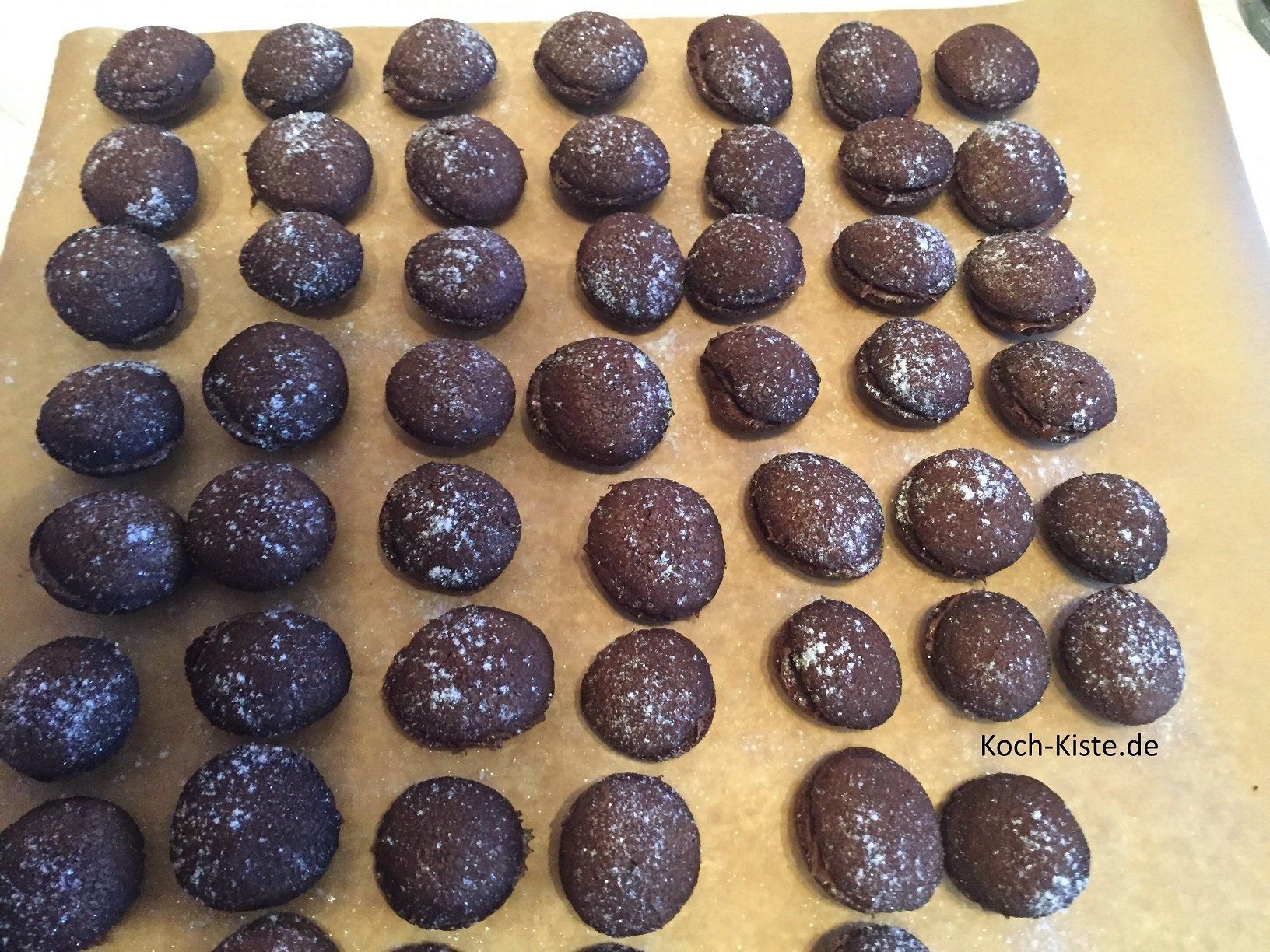 die Nutella-Bällchen mit Silverpulver bestreuen