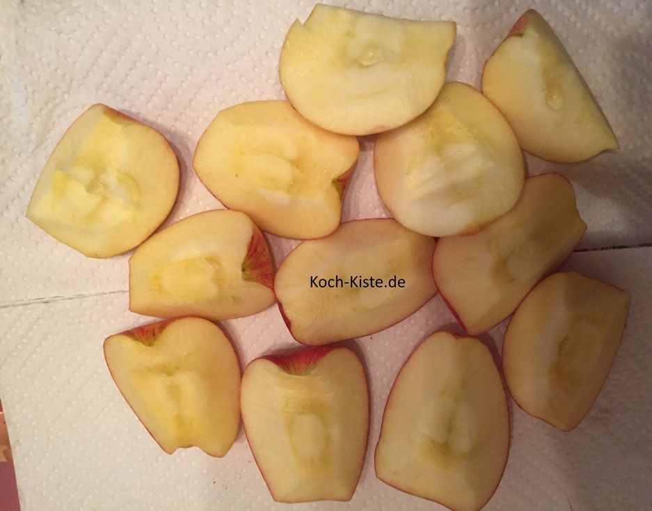 als nächstes werden die 3 Äpfel halbiert, geviertelt, das Kerngehäuse entfernt und geschält