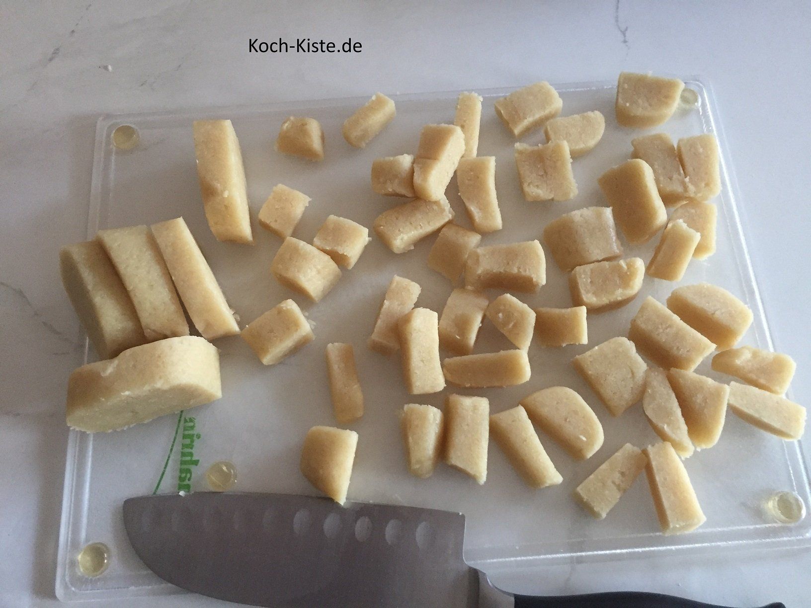 Marzipan Rohmasse klein schneiden