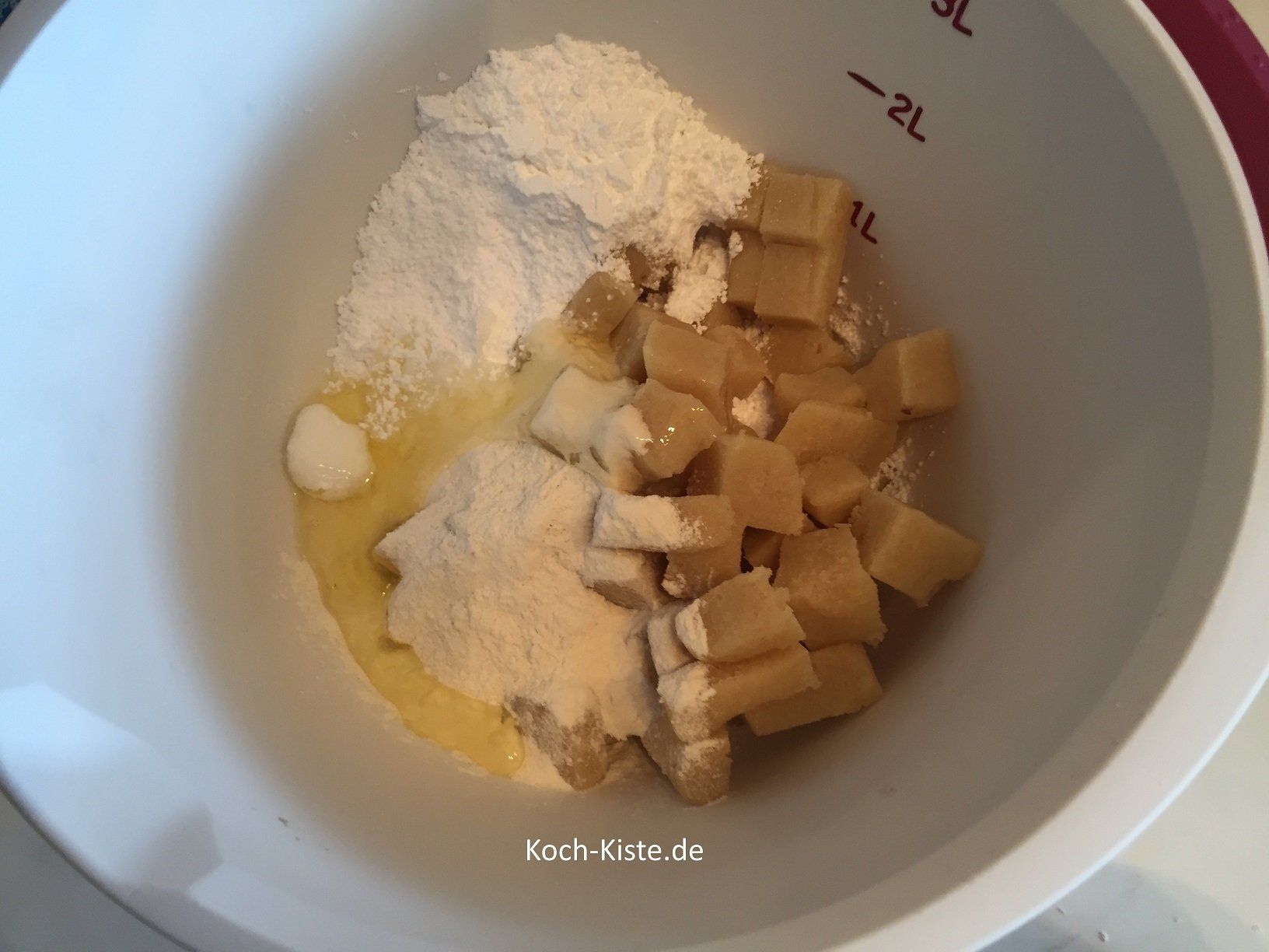 Eiweiß, Marzipanrohmasse, Puderzucker und Mehl in eine Rührschüssel geben