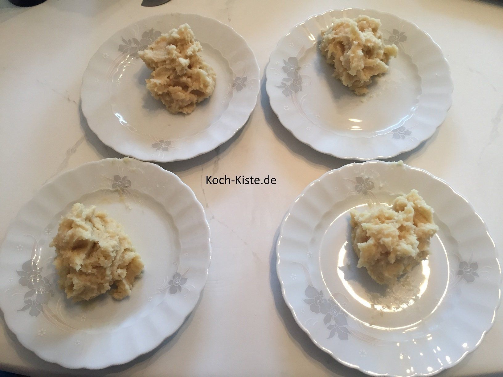 Teilt die Teigmenge in 4 Teile auf , zu je 140 g