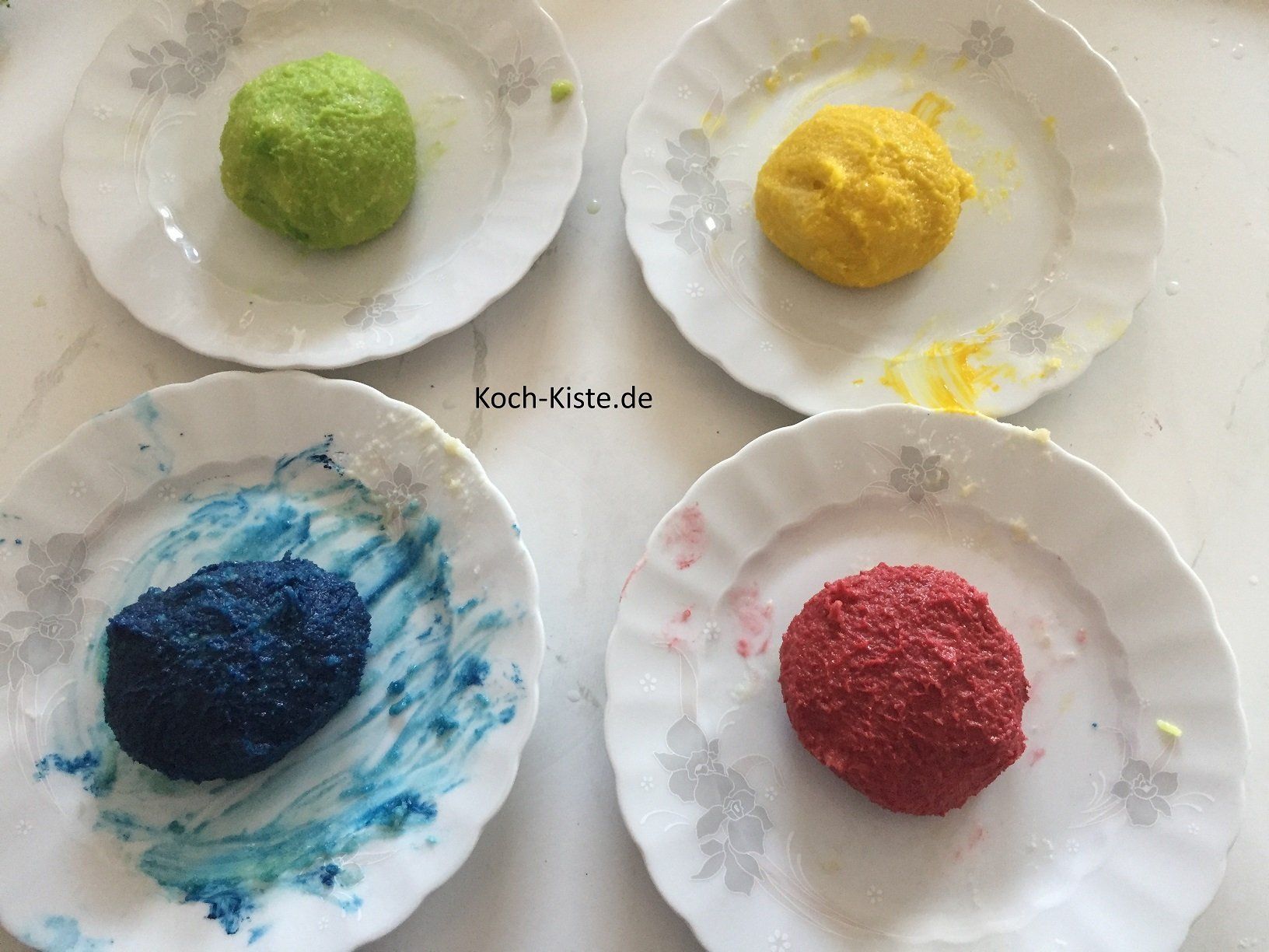 färbe jede Teigmenge in Farbe deiner Walhl ein