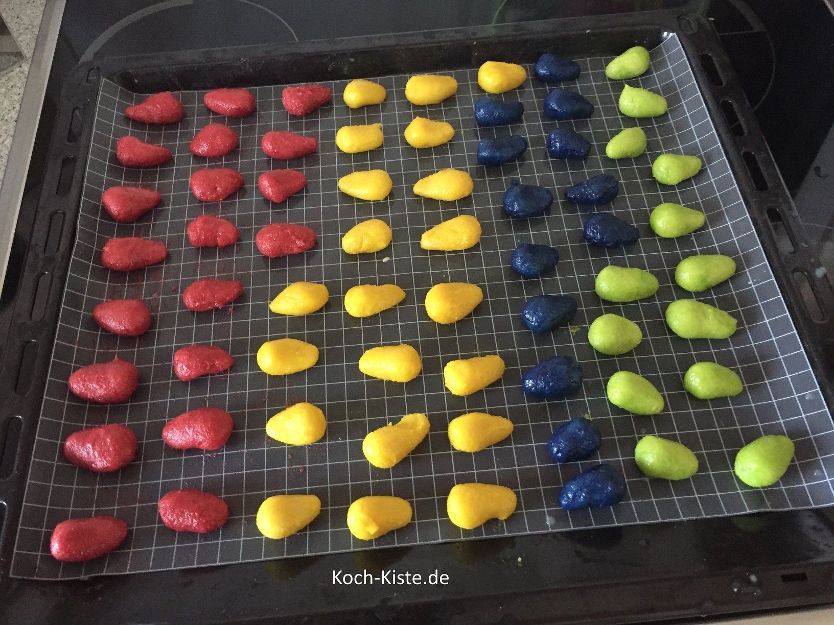 von der Teigmenge eine kleine Menge abnehmen und in den Händen zu Eiern formen