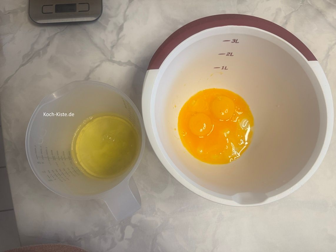 beginne damit die Eier zu trennen. Die Eigelbe dürfen direkt in die Rührschüssel , die Eiweiße kommen in einen großen Messbecher.