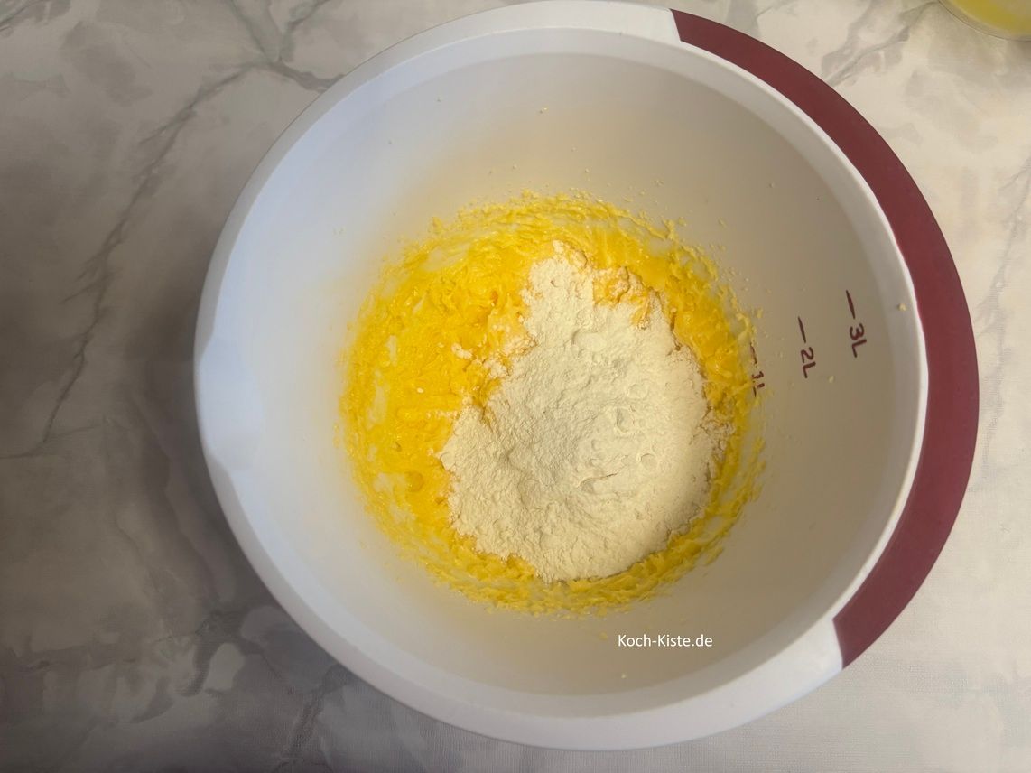 die Rührschüsse darf wieder auf die Küchenwaage auf 0 , damit Du 100g (200g ) Dinkelmehl abwiegen kannst