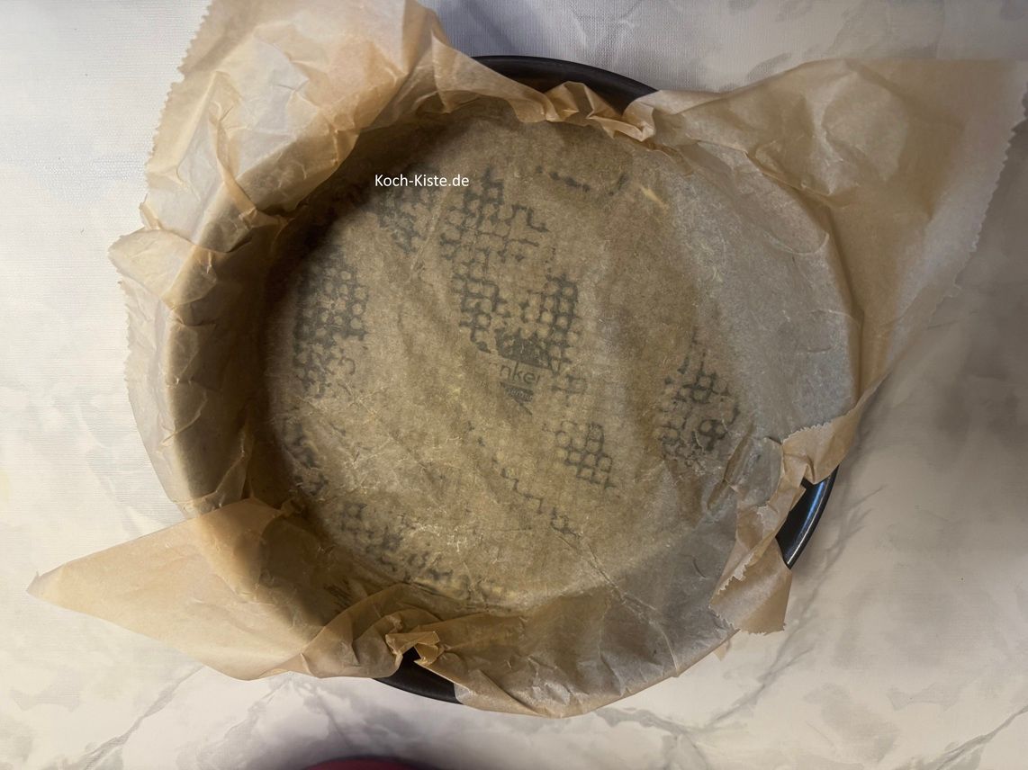 dann lege mit 2 Bögen Backpapier die Springform / das Backblech aus - so das der gesamte Backformrand mit Backpapier bedeckt ist
