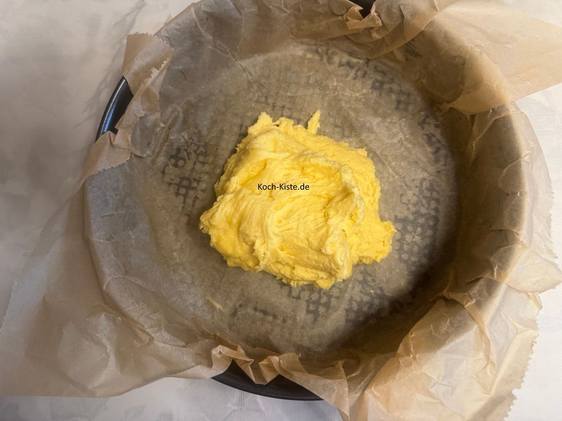 gebe mit Hilfe eines Teiglöffels den Teig in die Springform / auf das Backblech