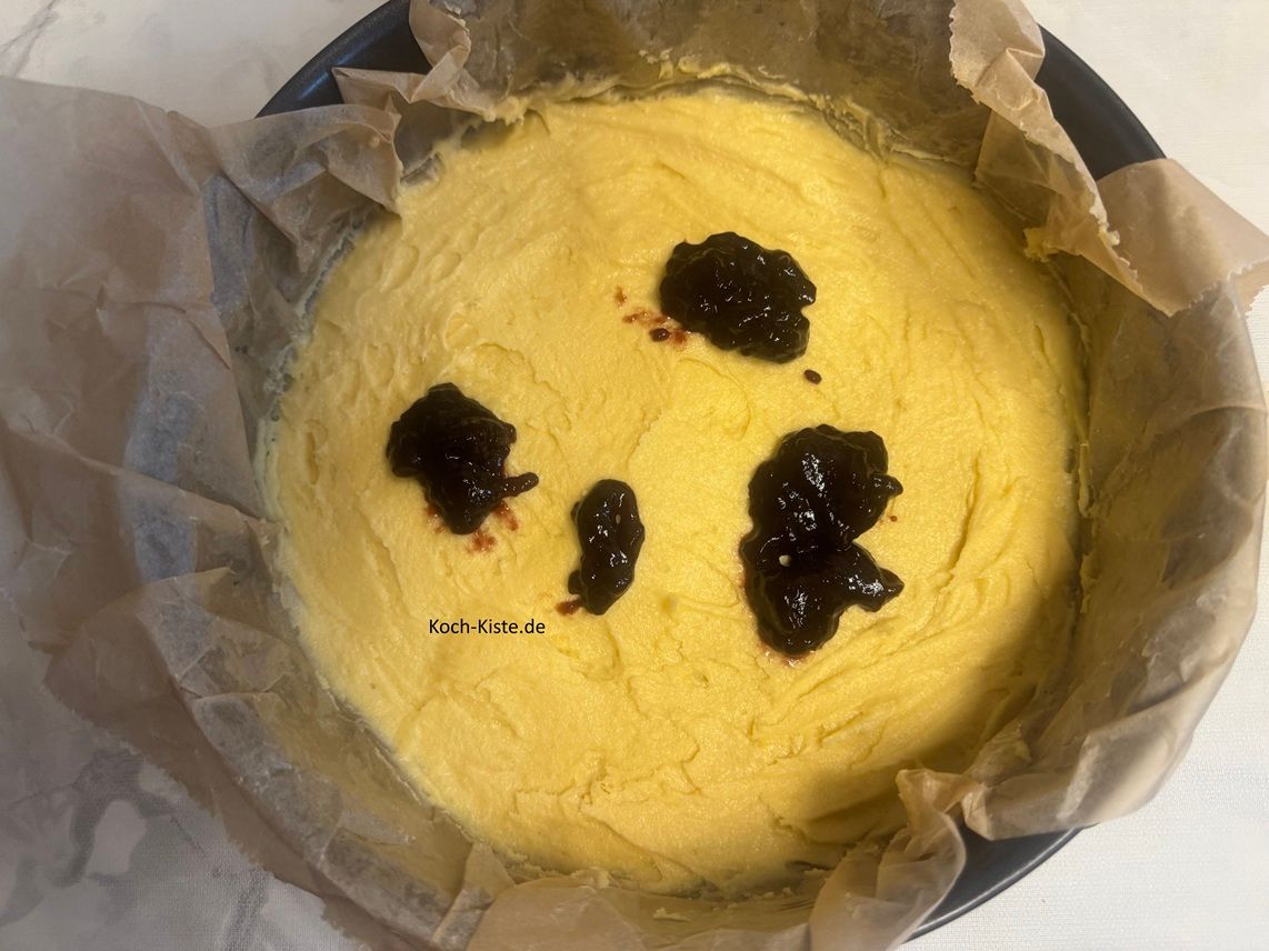 dann kommen 3-4 Esslöffel (6-8 EL) Marmelade auf den Teigboden