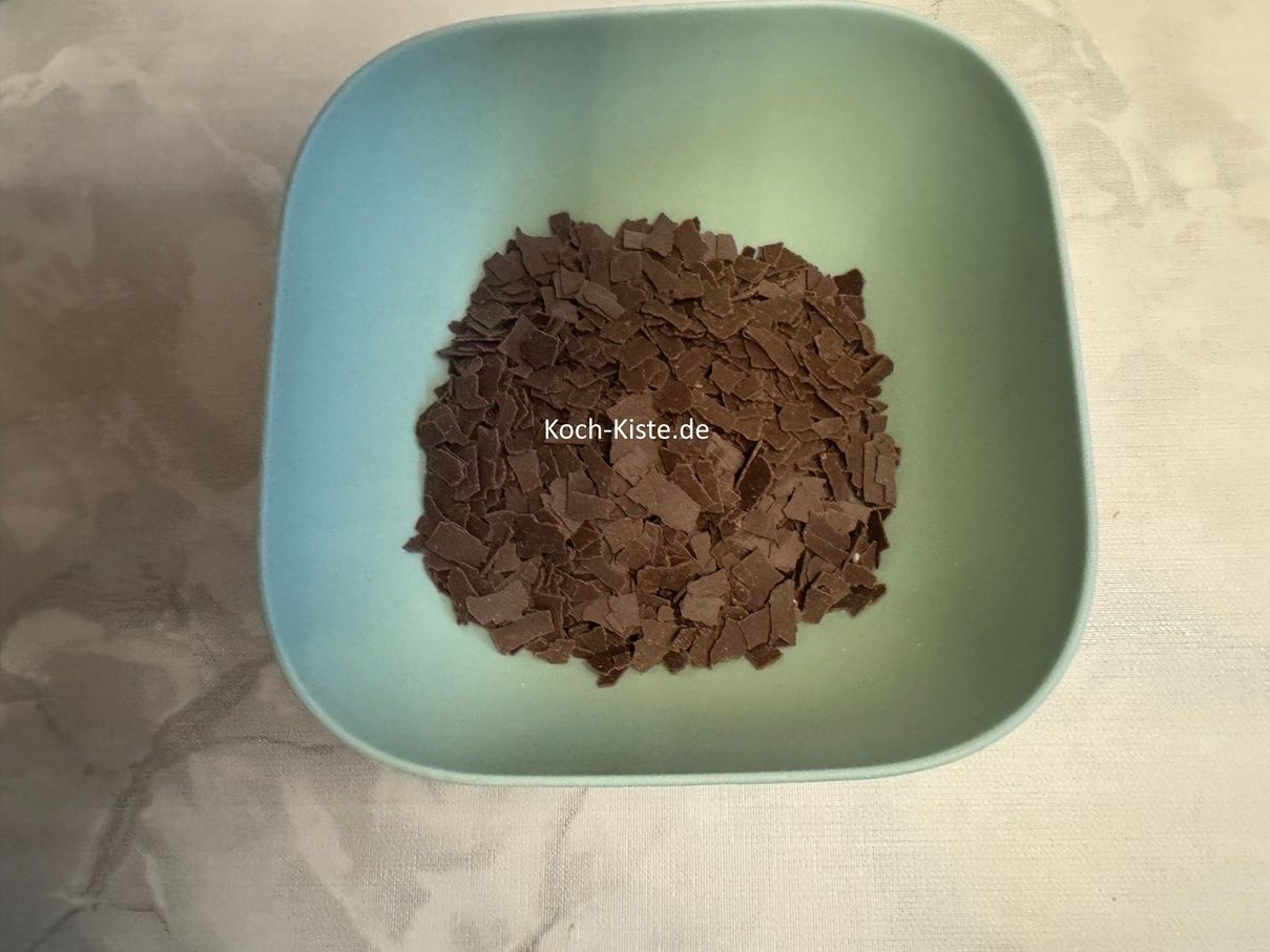 abwiegen: stelle die 1 Schüssel auf die Küchenwaage auf 0 und wiege 60 g ( 120g) Schokoraspel ab