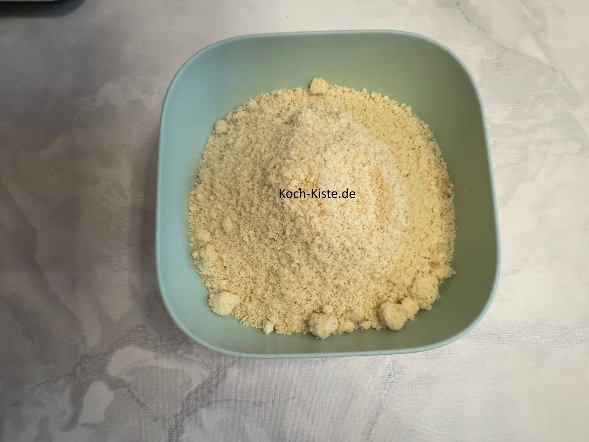 danach kommt Schüssel 3 auf die Küchenwaage auf 0 und Du kannst 140g (280g) gemahlene Mandeln abwiegen.