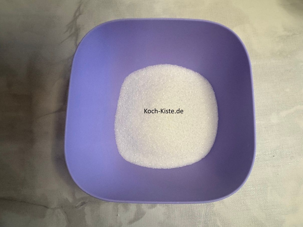 dann stelle die 2 Schüssel auf die Küchenwaage auf 0 und wiege 90g ( 180g) Zucker ab