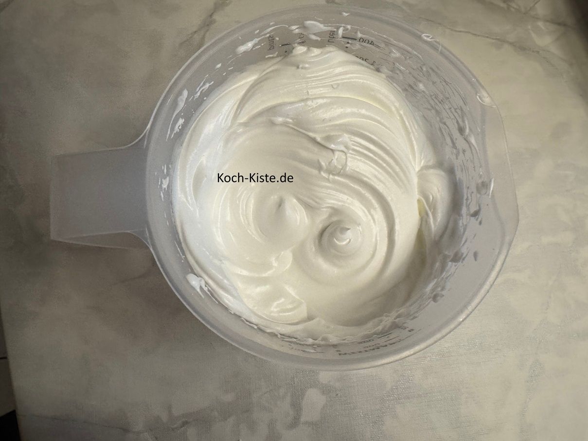 nun wird das Eiweiß steif geschlagen, dabei ( also während gerührt wird ) lässt Du langsam den Zucker einrieseln