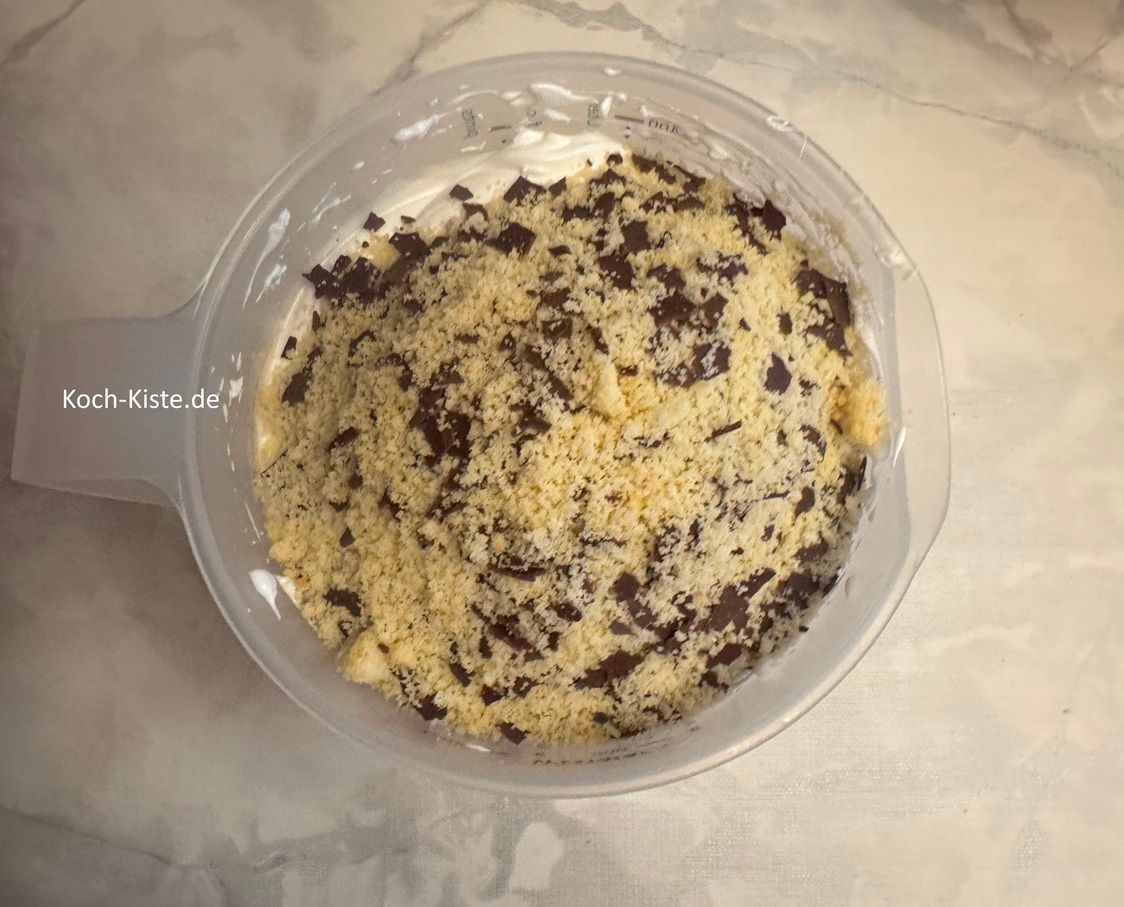 kippe die Mandel-Schokomischung zum Eiweiß