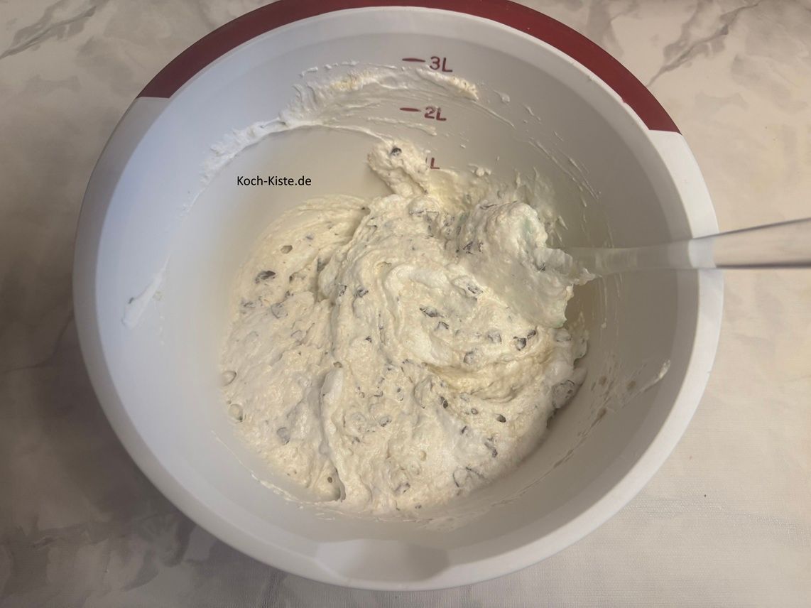 ich habe alles in eine 2 Rührschüssel umgefüllt, da der Messbecher zu klein war . Hier wird dann die Schoko-Mandel Mischung unter das Eiweiß gehoben. Dafür müsst Ihr die Schoko-Mandel Mischung auf dem Eiweiß verstreichen- damit sich diese verbinden