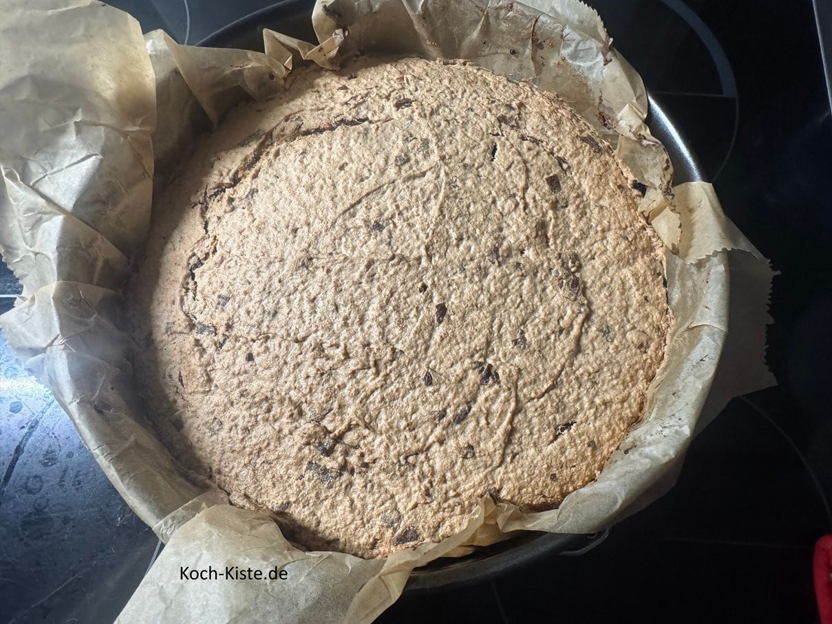 ziehe Dir Küchenhandschuhe an, nehme die Backform aus dem Backofen und stelle sie auf den Herd. Hier muss die Mandelschnitte erst mal 5 Mintuen abkühlen .